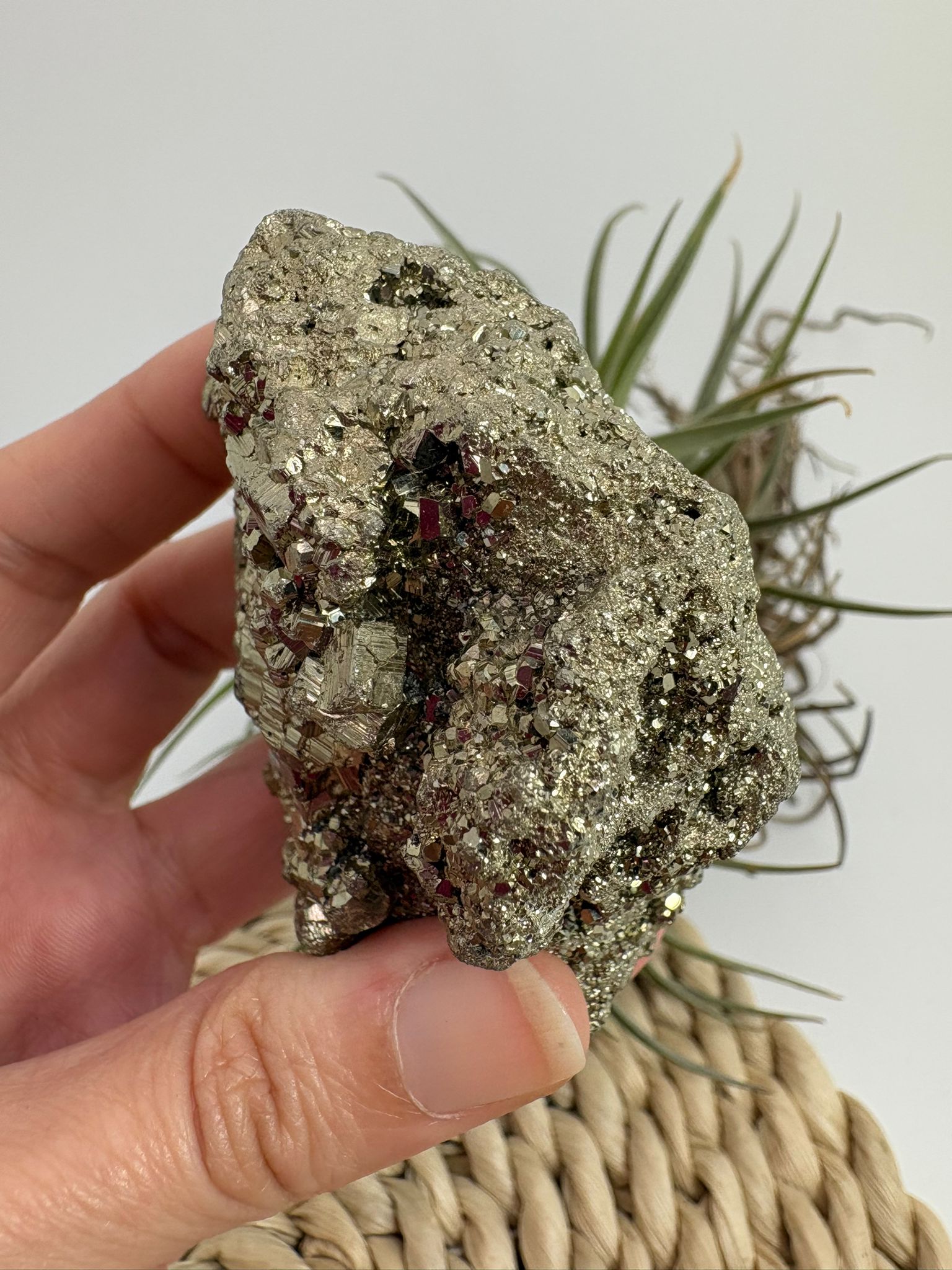 Pirita chispa natural de Perú con espectaculares cristales brillantes y reflejos dorados. Pieza única de colección seleccionada individualmente.