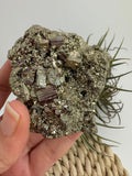 Pirita chispa natural de Perú con espectaculares cristales brillantes y reflejos dorados. Pieza única de colección seleccionada individualmente.