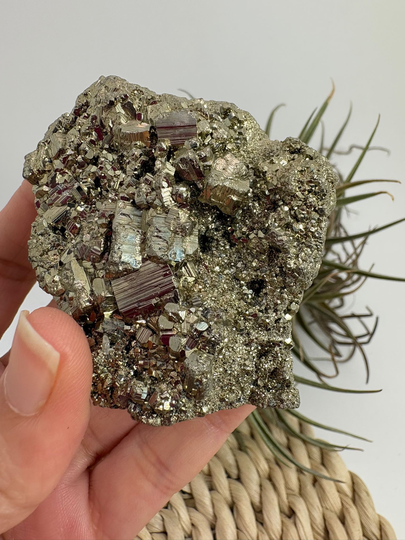 Pirita chispa natural de Perú con espectaculares cristales brillantes y reflejos dorados. Pieza única de colección seleccionada individualmente.