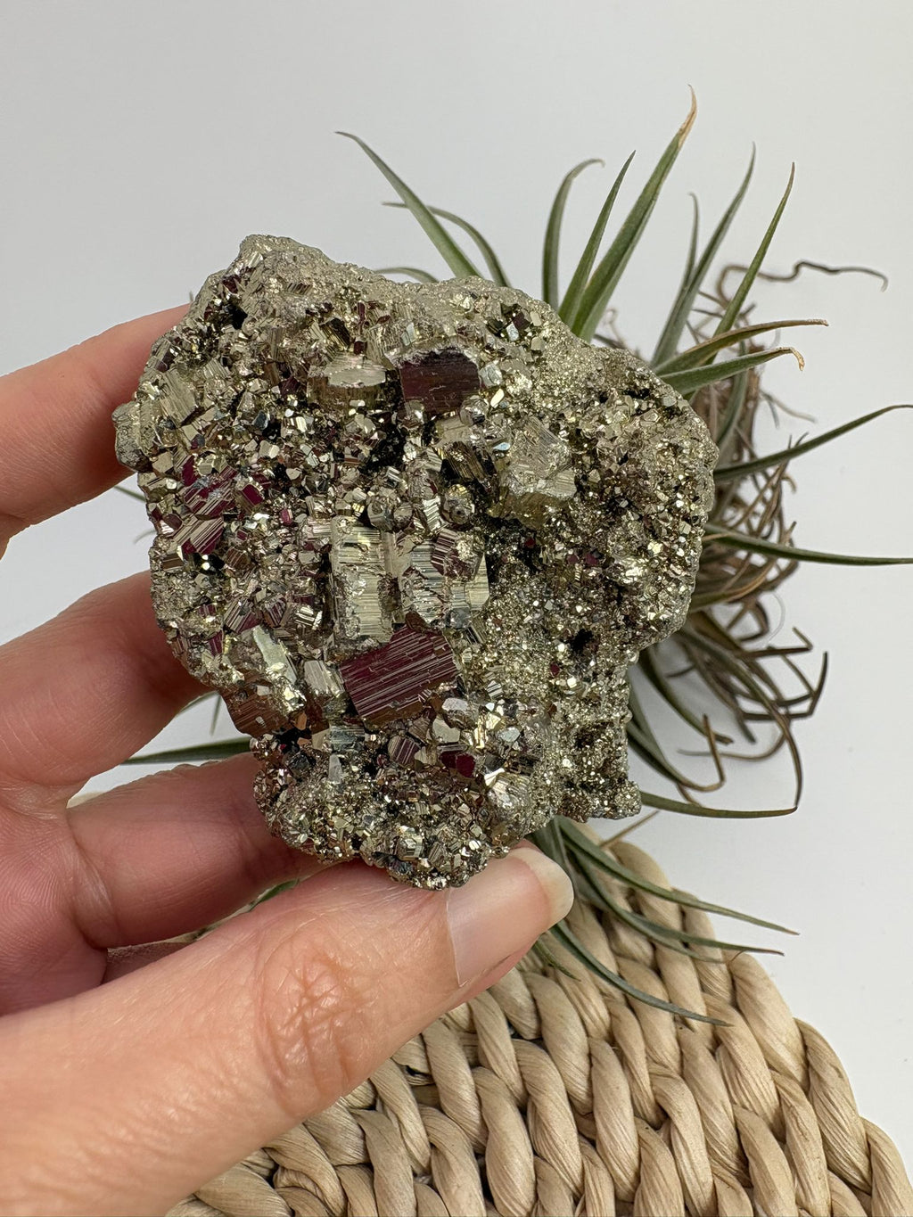 Pirita chispa natural de Perú con espectaculares cristales brillantes y reflejos dorados. Pieza única de colección seleccionada individualmente.