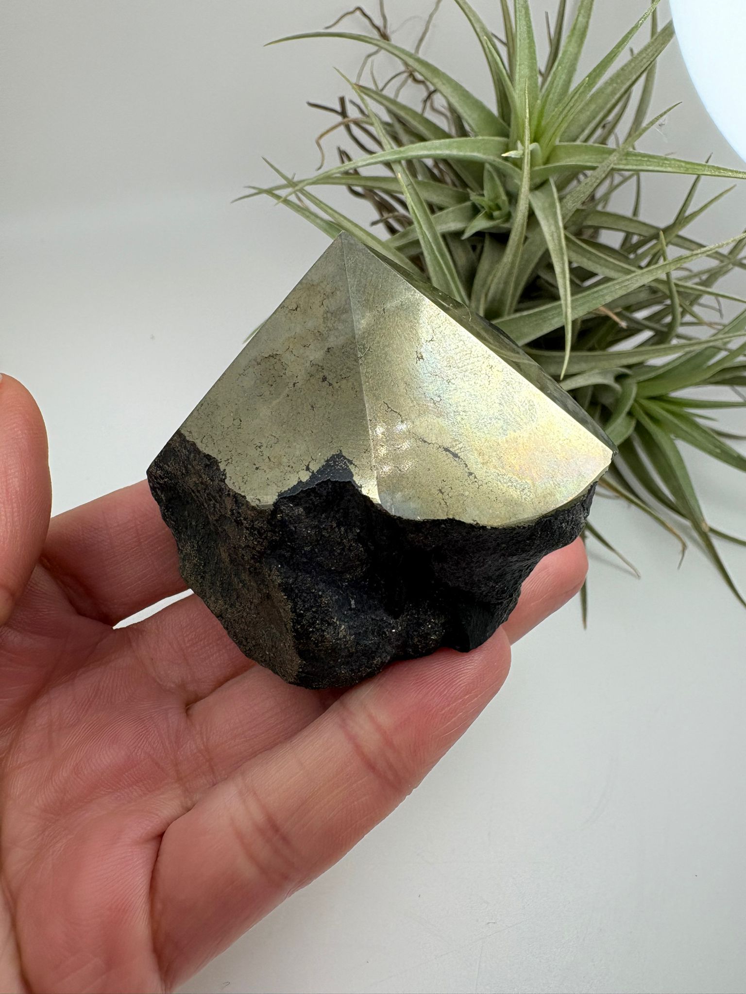 La pirita es conocida como la piedra de la protección y la abundancia. Se utiliza para potenciar la energía, atraer prosperidad y crear un escudo frente a energías negativas.