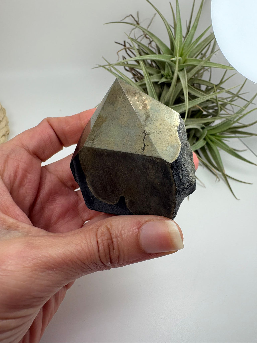 La pirita es conocida como la piedra de la protección y la abundancia. Se utiliza para potenciar la energía, atraer prosperidad y crear un escudo frente a energías negativas.