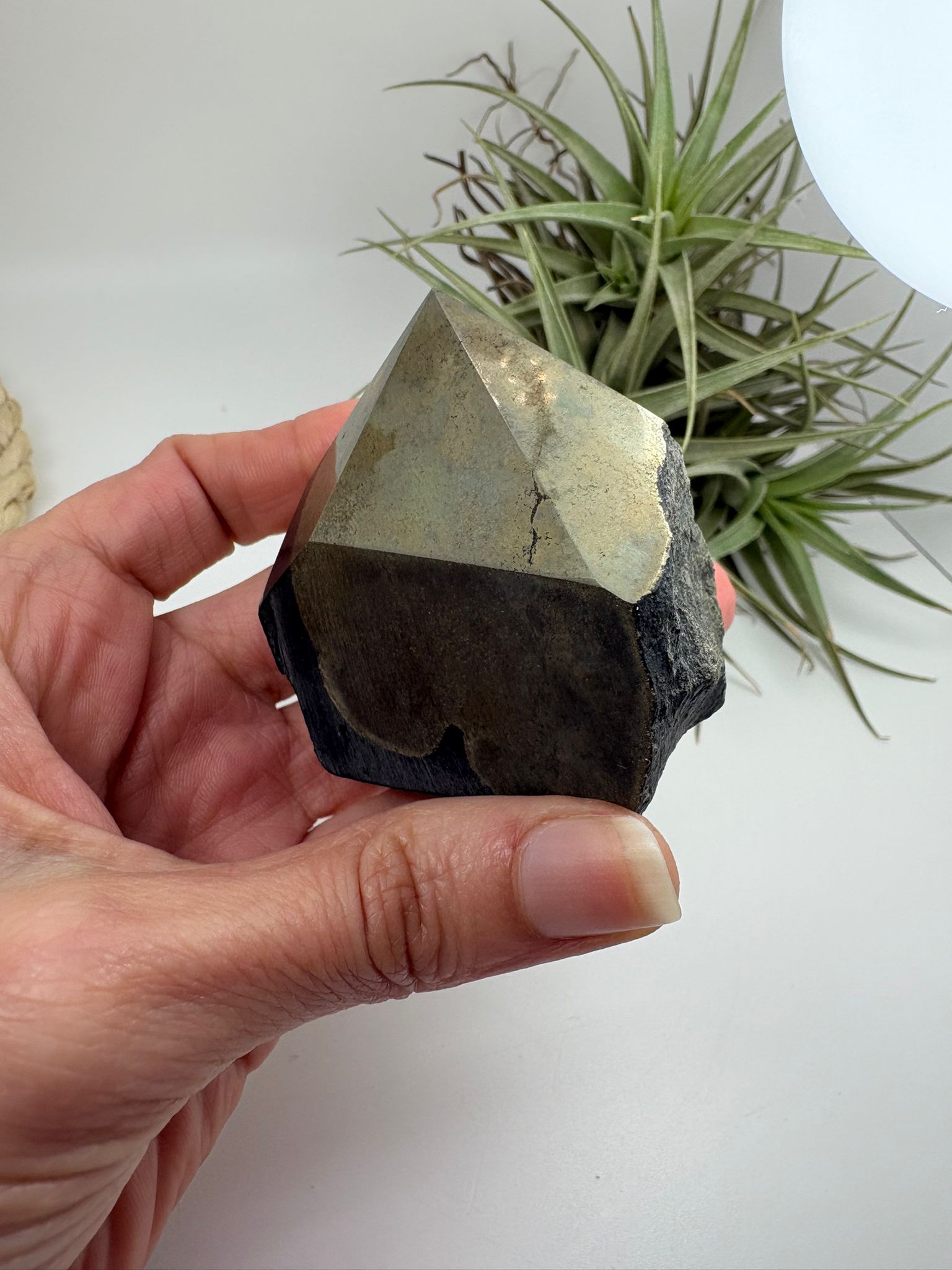 La pirita es conocida como la piedra de la protección y la abundancia. Se utiliza para potenciar la energía, atraer prosperidad y crear un escudo frente a energías negativas.