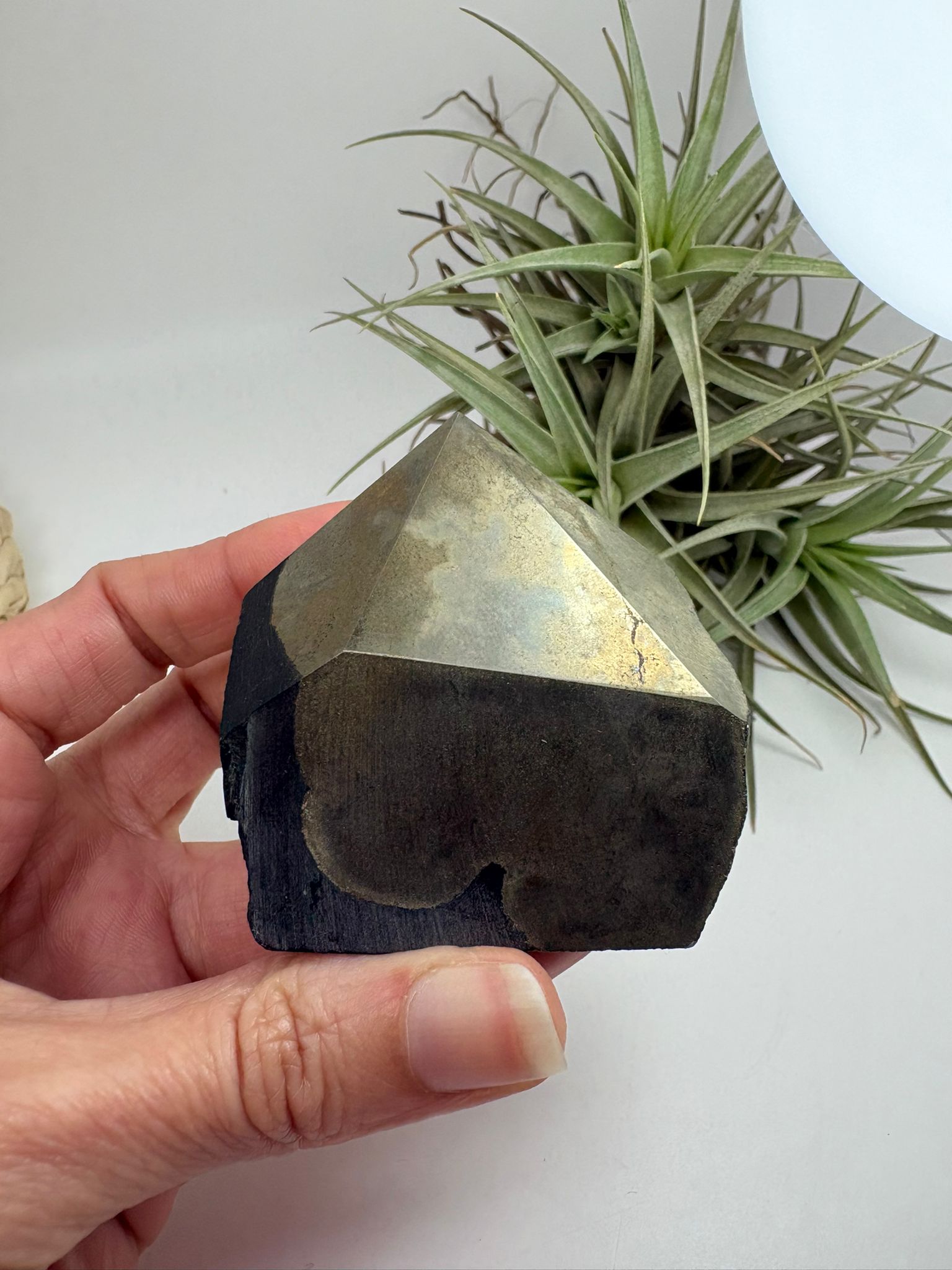 La pirita es conocida como la piedra de la protección y la abundancia. Se utiliza para potenciar la energía, atraer prosperidad y crear un escudo frente a energías negativas.