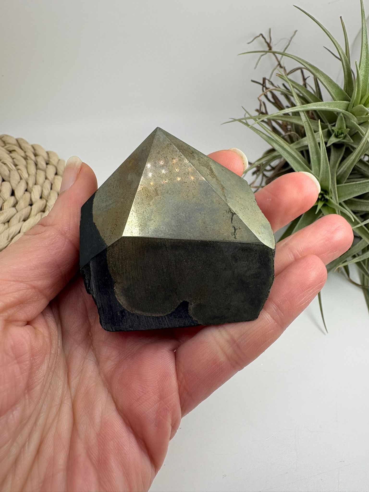 La pirita es conocida como la piedra de la protección y la abundancia. Se utiliza para potenciar la energía, atraer prosperidad y crear un escudo frente a energías negativas.