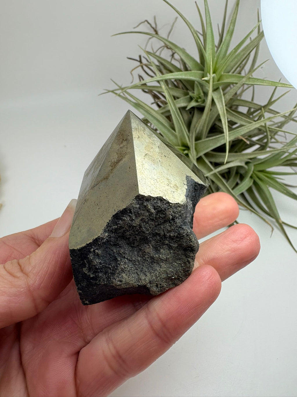 La pirita es conocida como la piedra de la protección y la abundancia. Se utiliza para potenciar la energía, atraer prosperidad y crear un escudo frente a energías negativas.