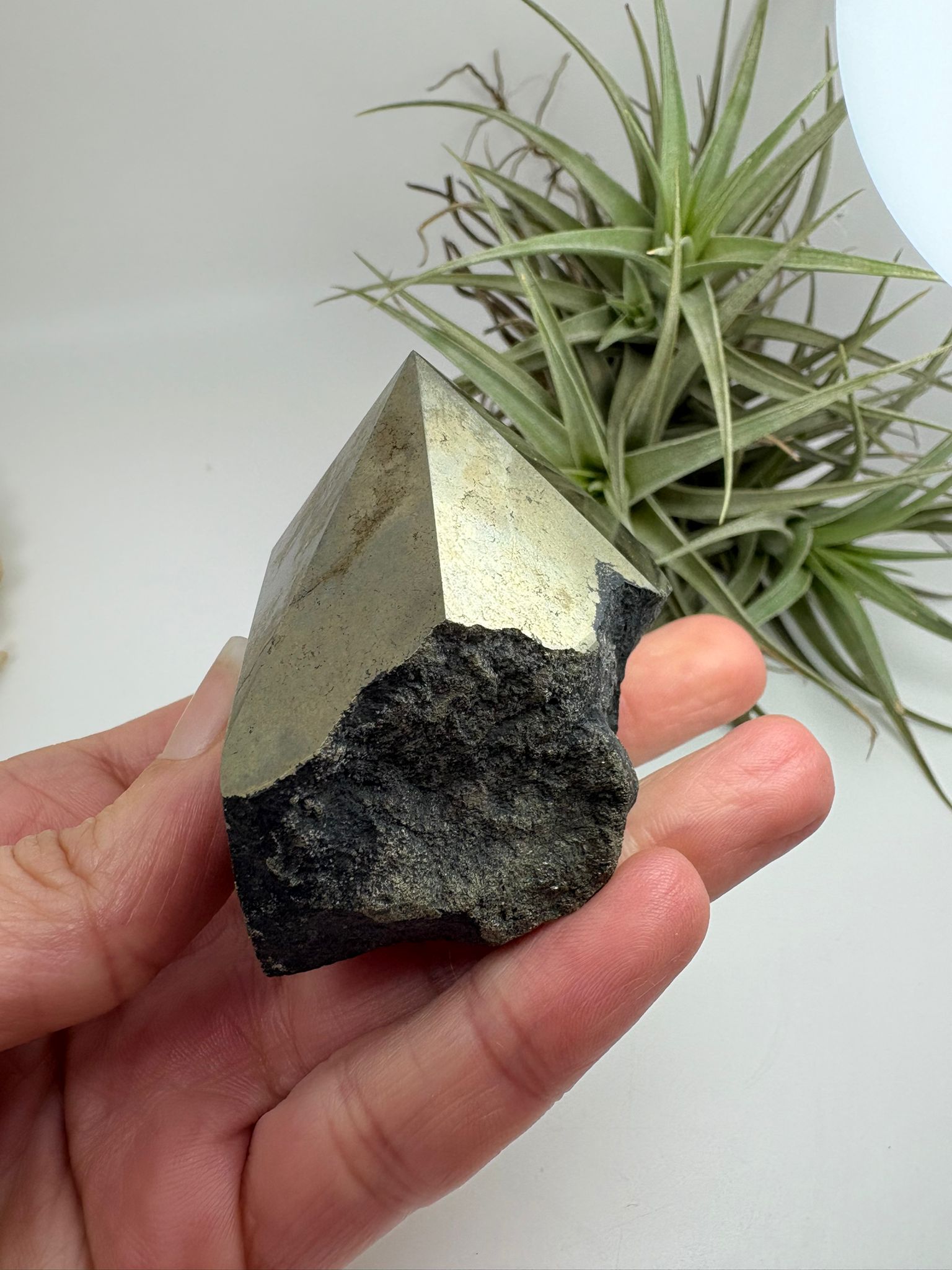 La pirita es conocida como la piedra de la protección y la abundancia. Se utiliza para potenciar la energía, atraer prosperidad y crear un escudo frente a energías negativas.
