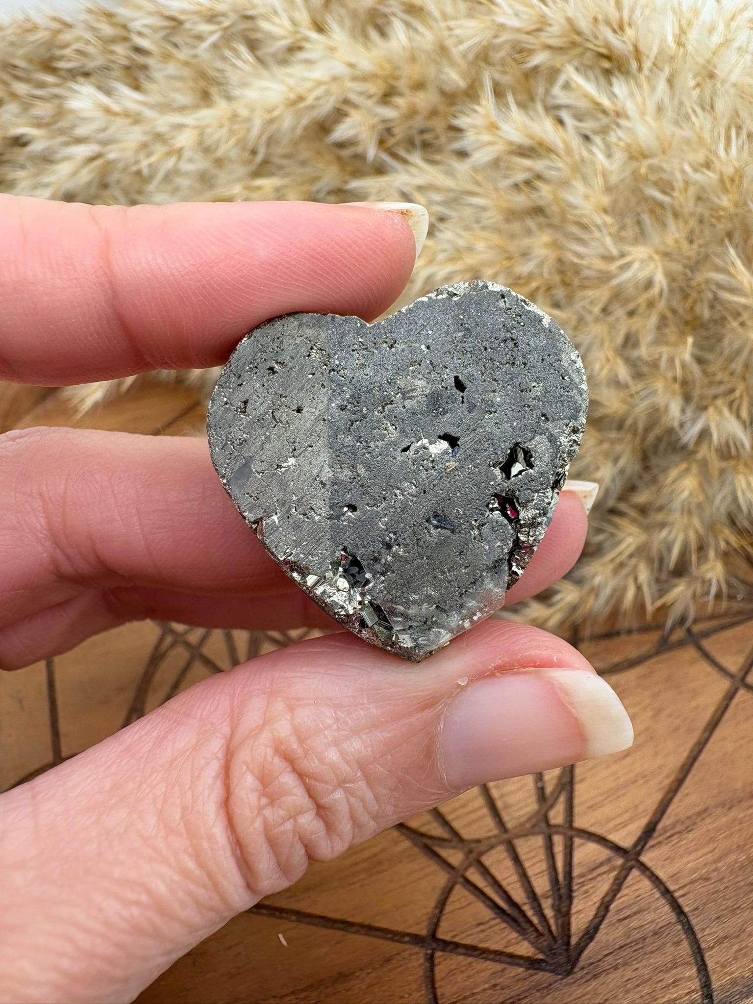 Corazón de pirita natural semi pulida, piedra de protección y abundancia ideal para atraer prosperidad y energía positiva.