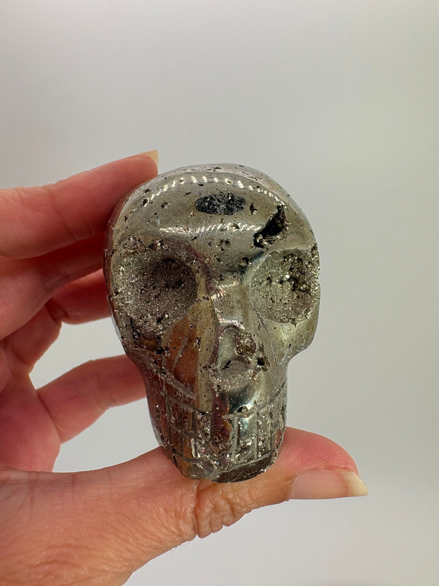 Calavera de pirita natural con drusa de cristales. Pieza única de 6 × 4,5 cm, ideal para colección, decoración y amantes de los minerales naturales.