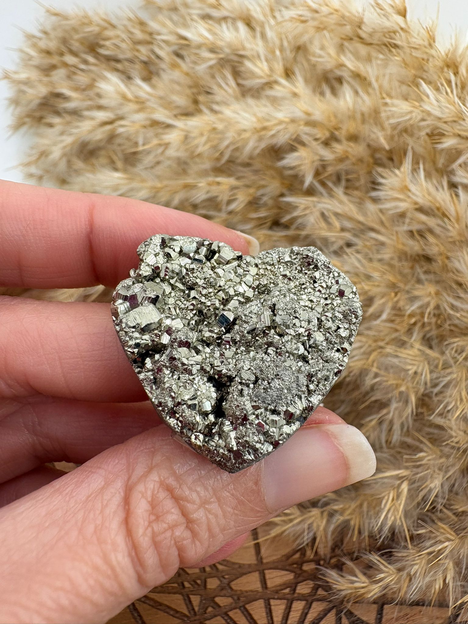 Corazón de pirita natural semi pulida, piedra de protección y abundancia ideal para atraer prosperidad y energía positiva.