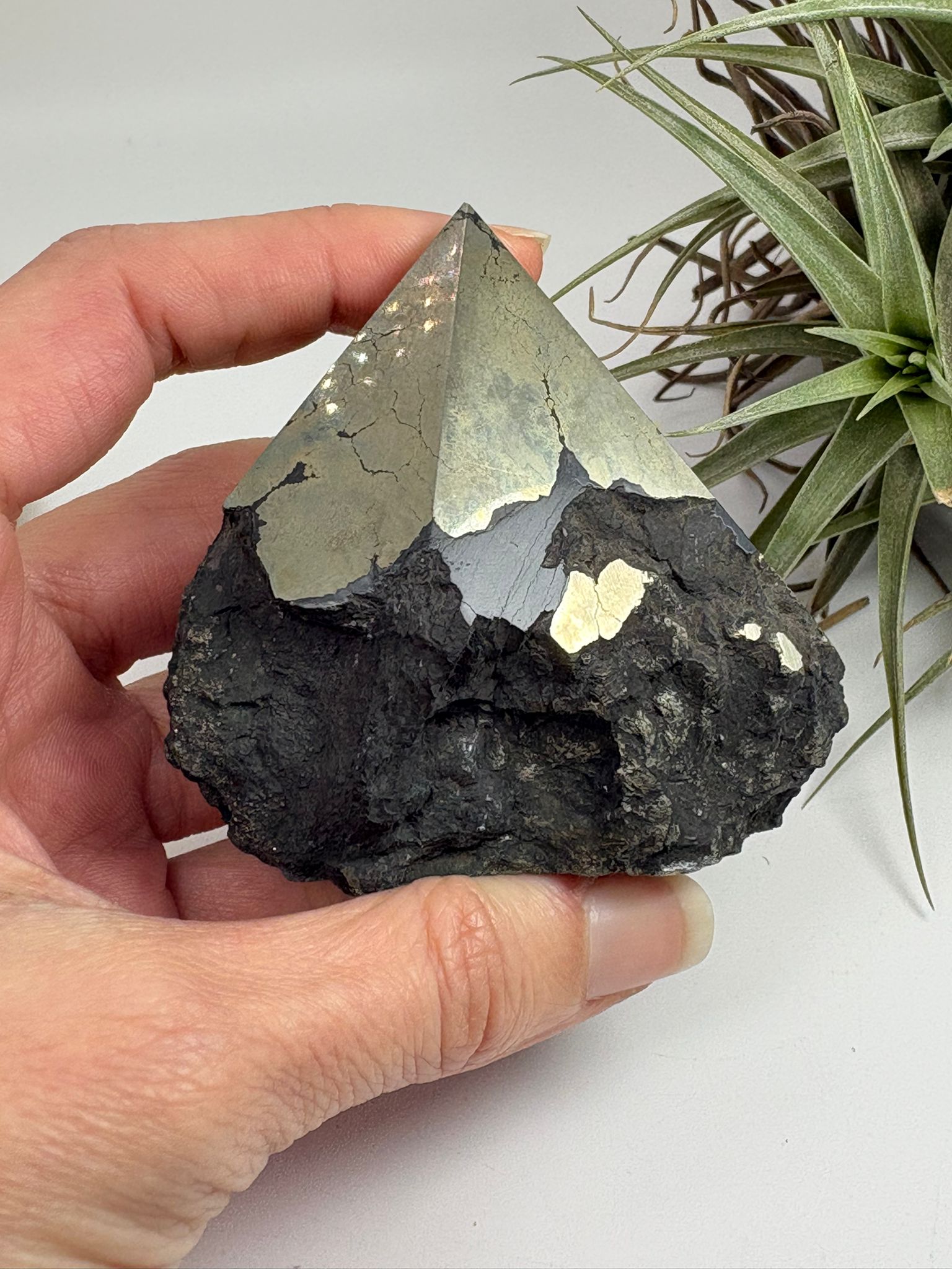 La pirita es conocida como la piedra de la protección y la abundancia. Se utiliza para potenciar la energía, atraer prosperidad y crear un escudo frente a energías negativas.