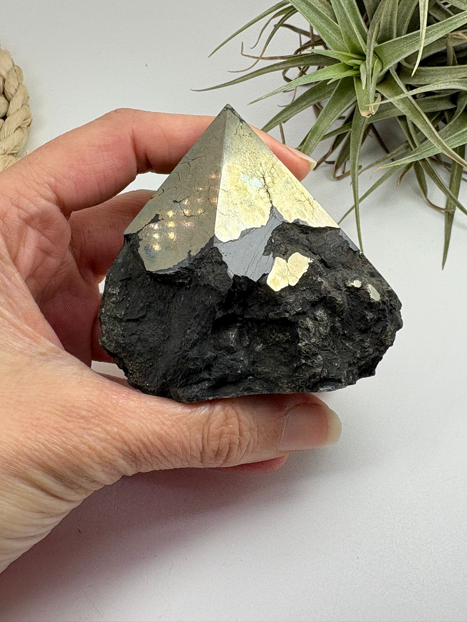 La pirita es conocida como la piedra de la protección y la abundancia. Se utiliza para potenciar la energía, atraer prosperidad y crear un escudo frente a energías negativas.