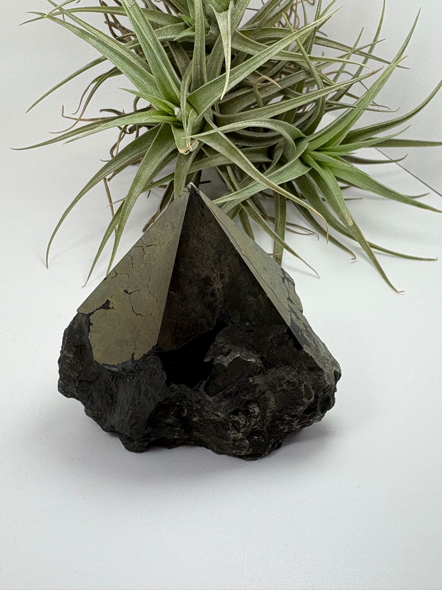 La pirita es conocida como la piedra de la protección y la abundancia. Se utiliza para potenciar la energía, atraer prosperidad y crear un escudo frente a energías negativas.