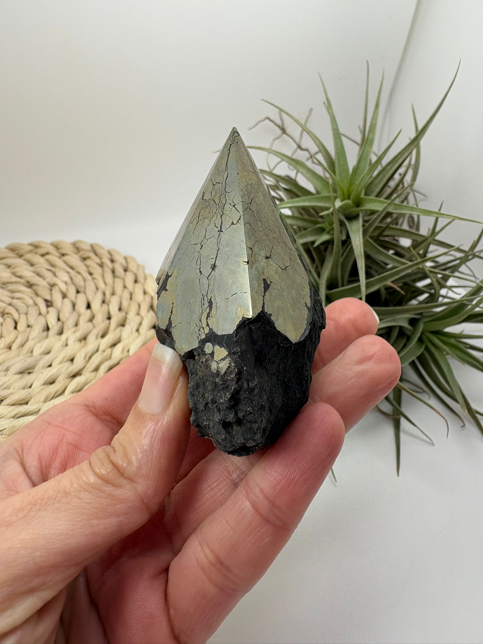 La pirita es conocida como la piedra de la protección y la abundancia. Se utiliza para potenciar la energía, atraer prosperidad y crear un escudo frente a energías negativas.