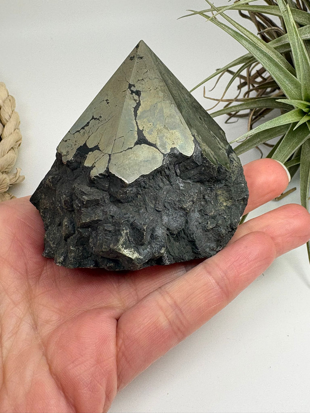 La pirita es conocida como la piedra de la protección y la abundancia. Se utiliza para potenciar la energía, atraer prosperidad y crear un escudo frente a energías negativas.