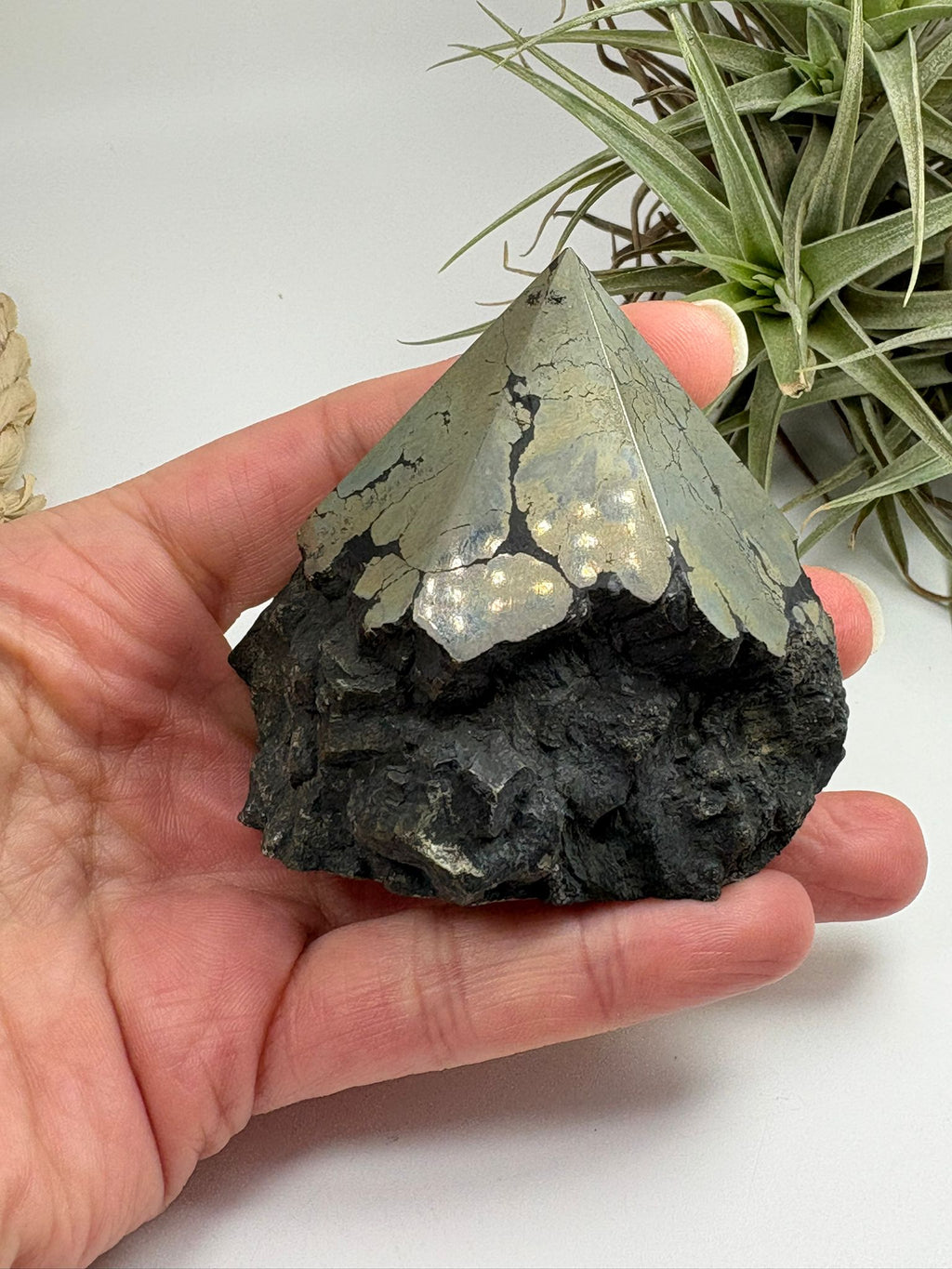 La pirita es conocida como la piedra de la protección y la abundancia. Se utiliza para potenciar la energía, atraer prosperidad y crear un escudo frente a energías negativas.