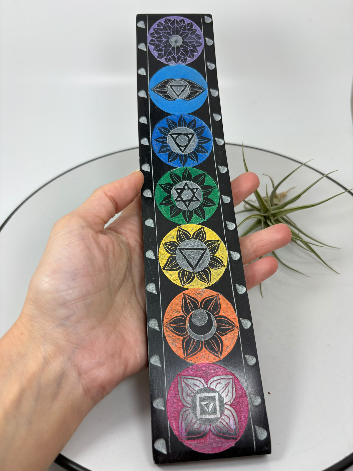 Portaincienso de cerámica pintado a mano con los símbolos de los siete chakras. Un detalle lleno de color para tu hogar. Medidas: 25 × 5 × 1 cm.