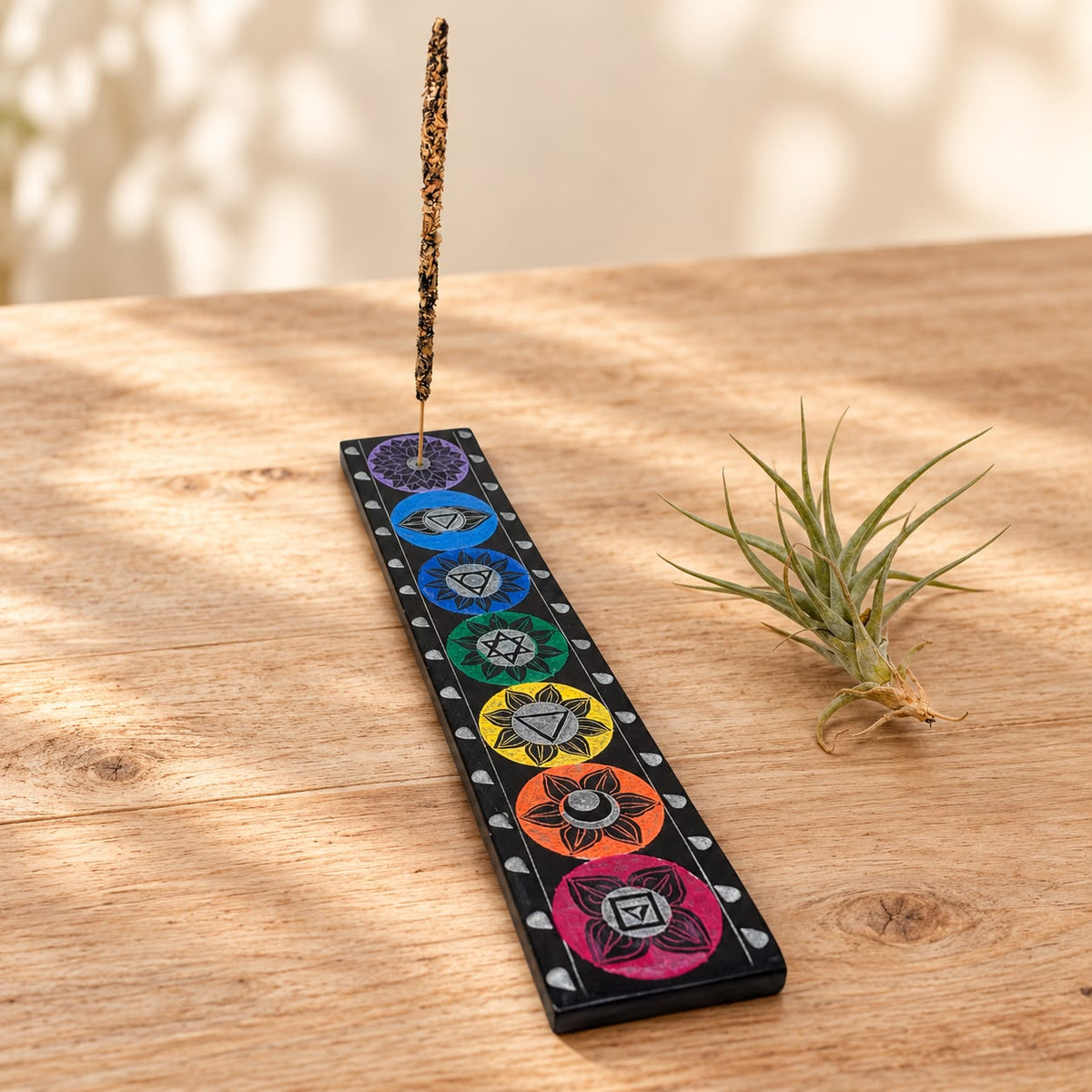 Portaincienso de cerámica pintado a mano con los símbolos de los siete chakras. Un detalle lleno de color para tu hogar. Medidas: 25 × 5 × 1 cm.