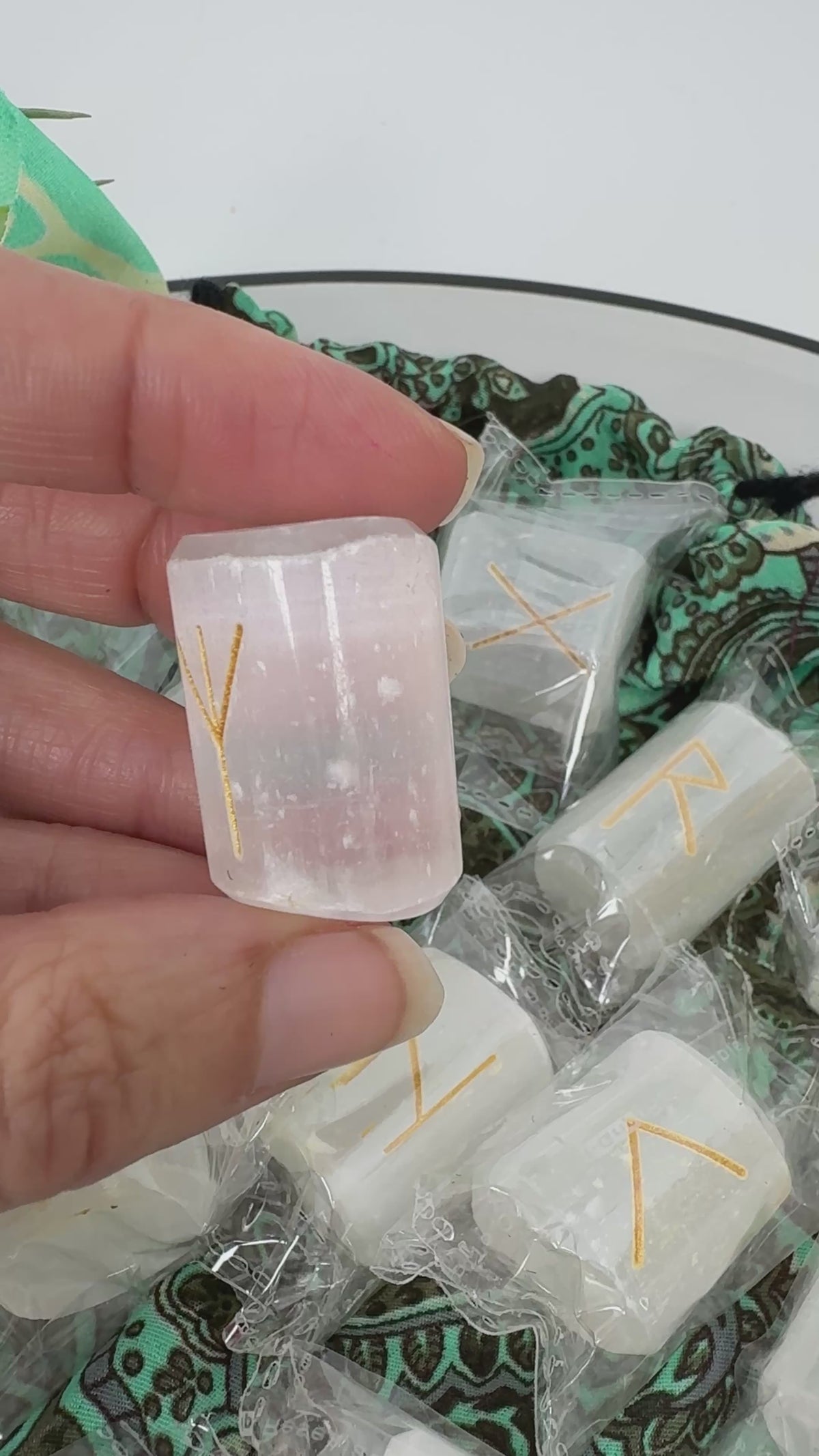 Runas vikingas, talladas a mano de selenita natural