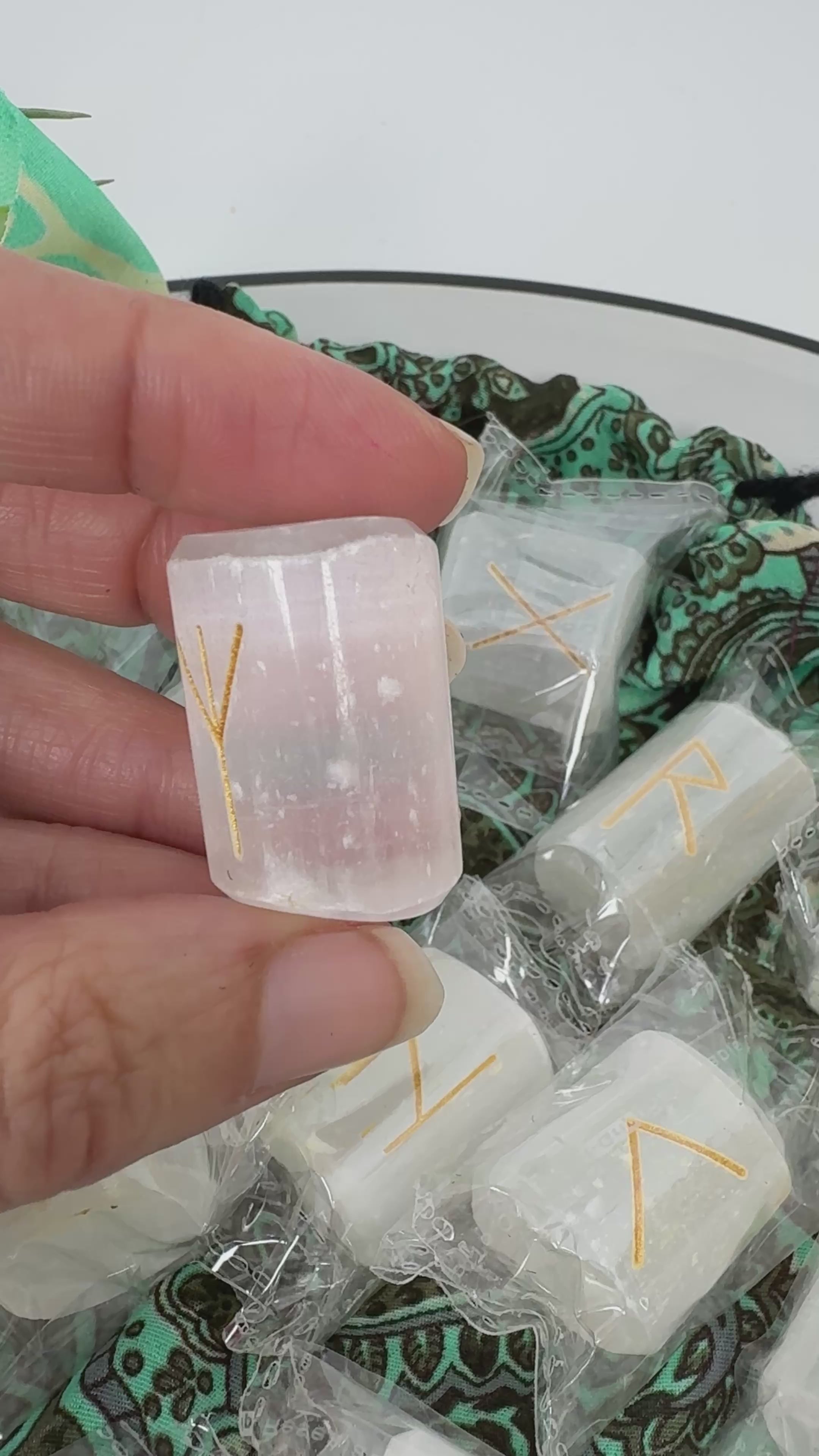 Runas vikingas, talladas a mano de selenita natural