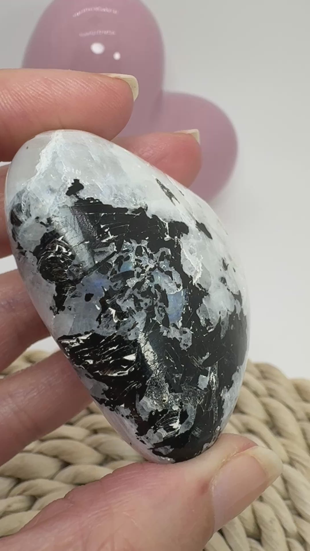 Corazón de piedra luna con mica biotita