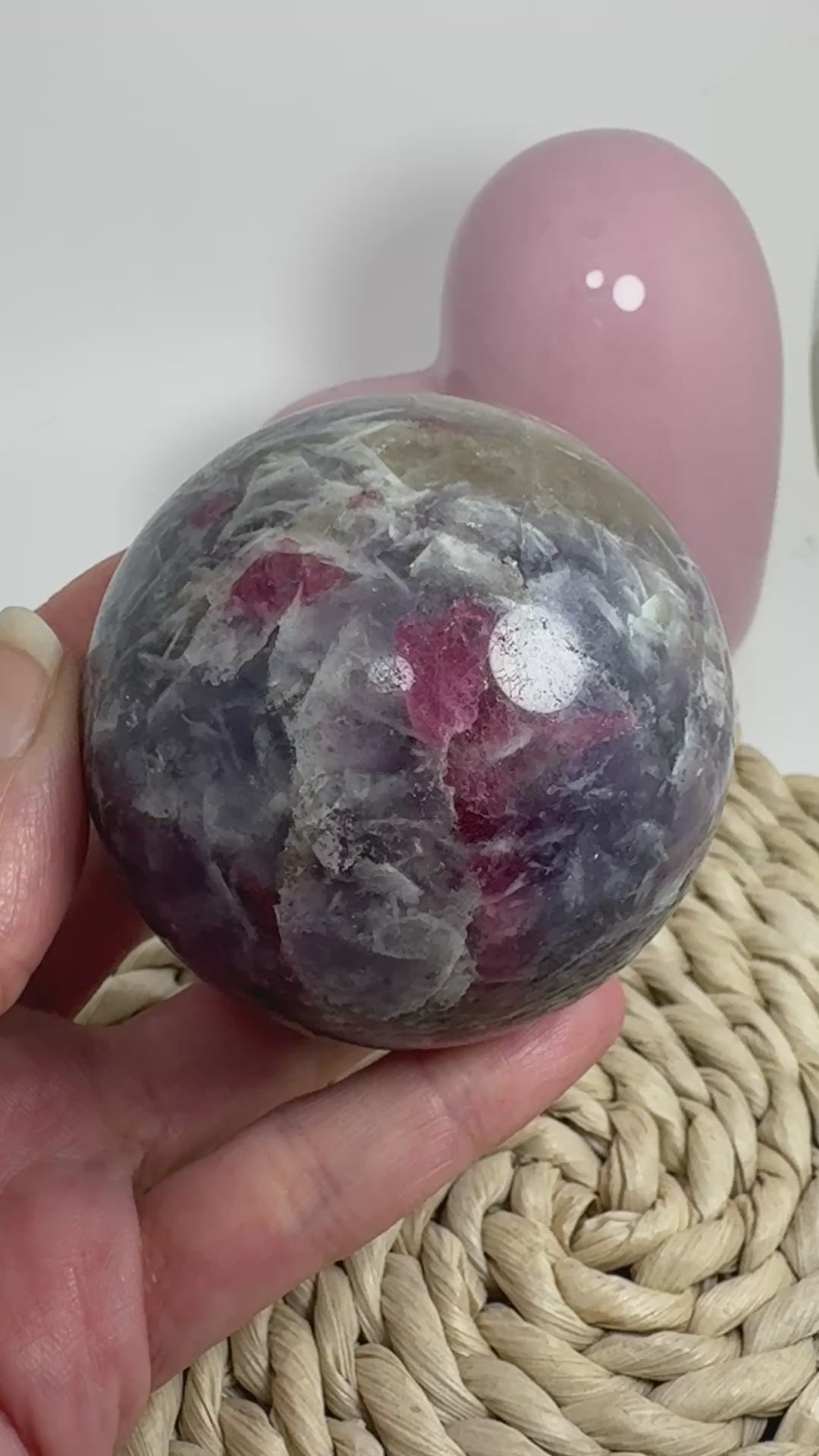 Esfera de lepidolita con inclusiones (piedra de unicornio)