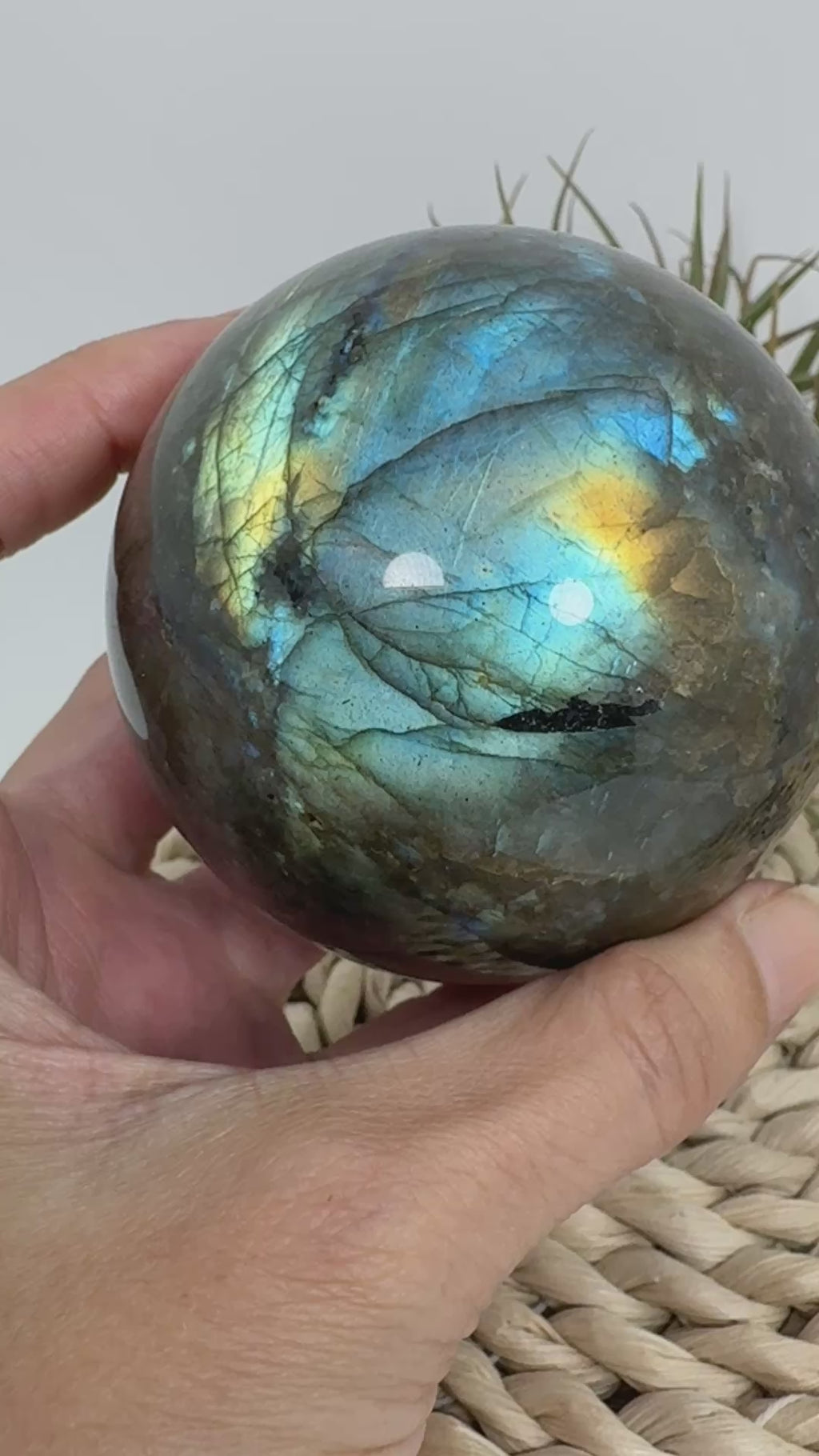 Esfera de labradorita natural