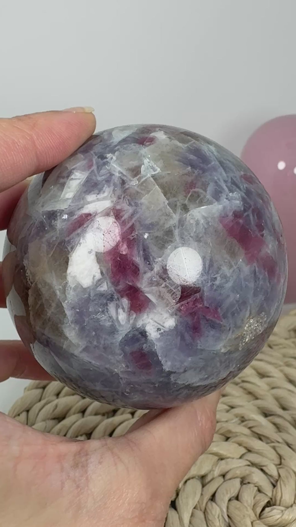 Esfera de lepidolita con inclusiones (piedra de unicornio)