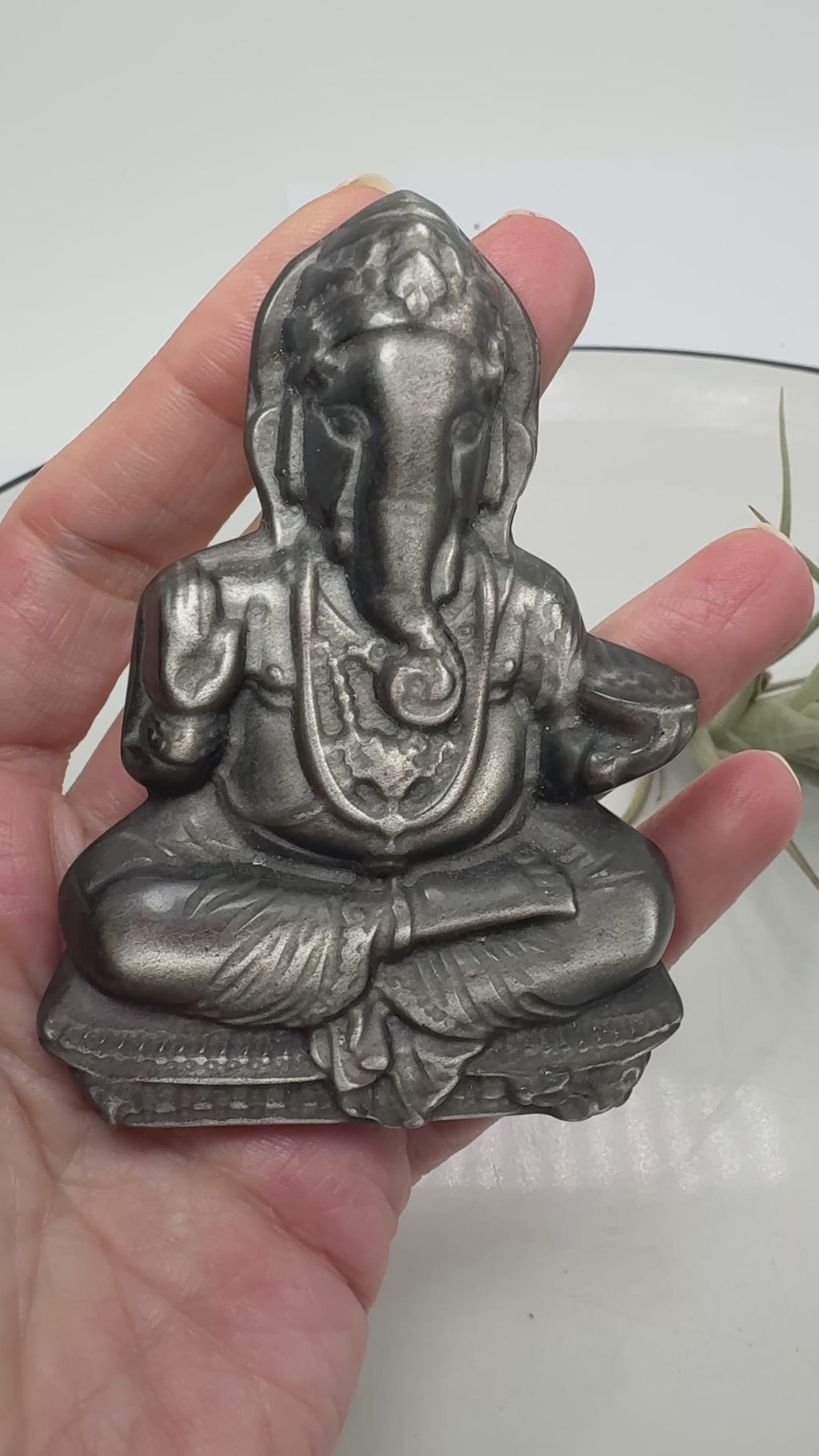 Ganesha de obsidiana plateada tallado a mano