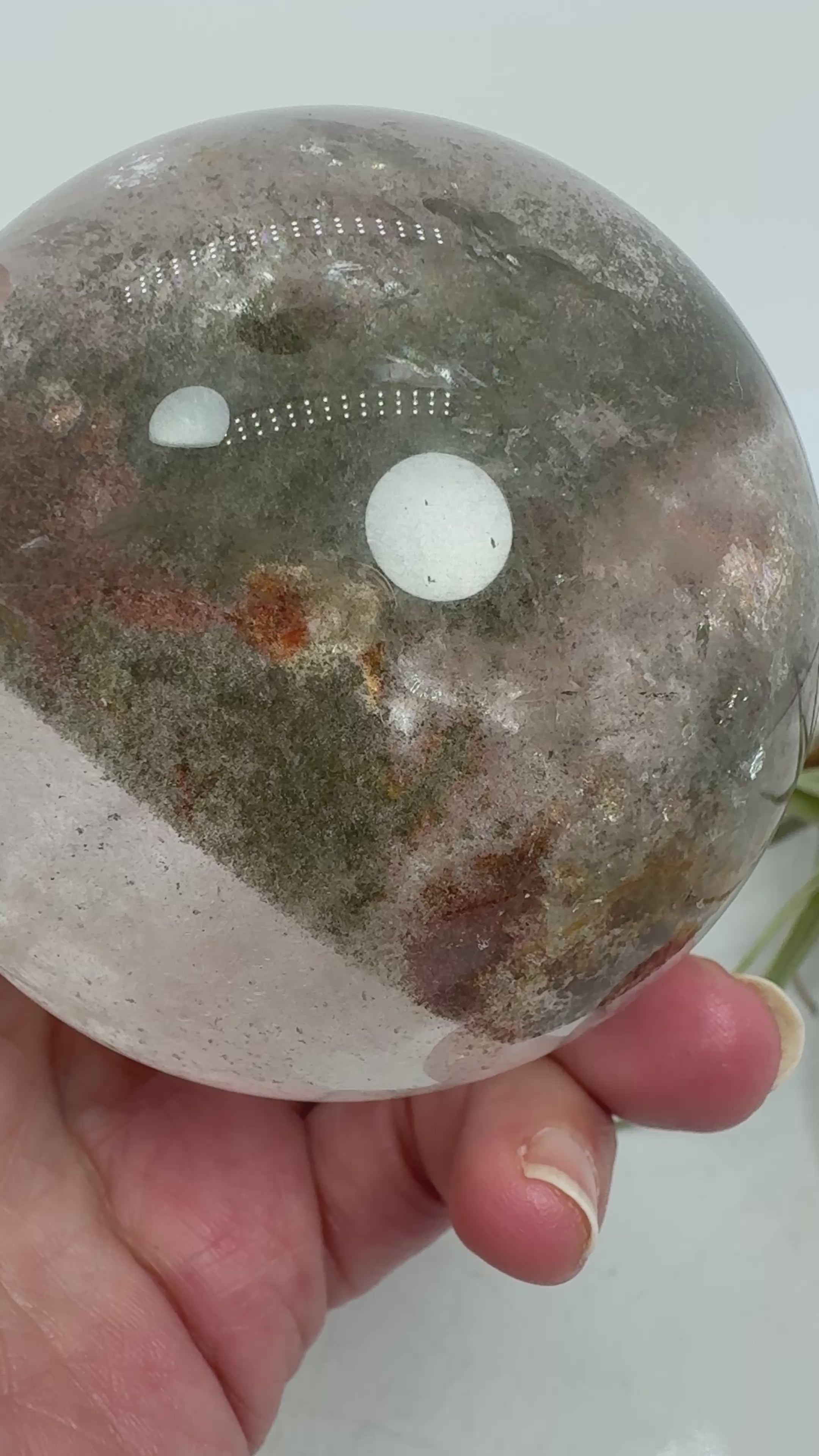 Impresionante esfera de cuarzo chamánico de gran tamaño, una pieza única llena de carácter y belleza natural.

Su interior presenta inclusiones, velos y fracturas naturales que crean espectaculares reflejos arcoíris al recibir la luz.