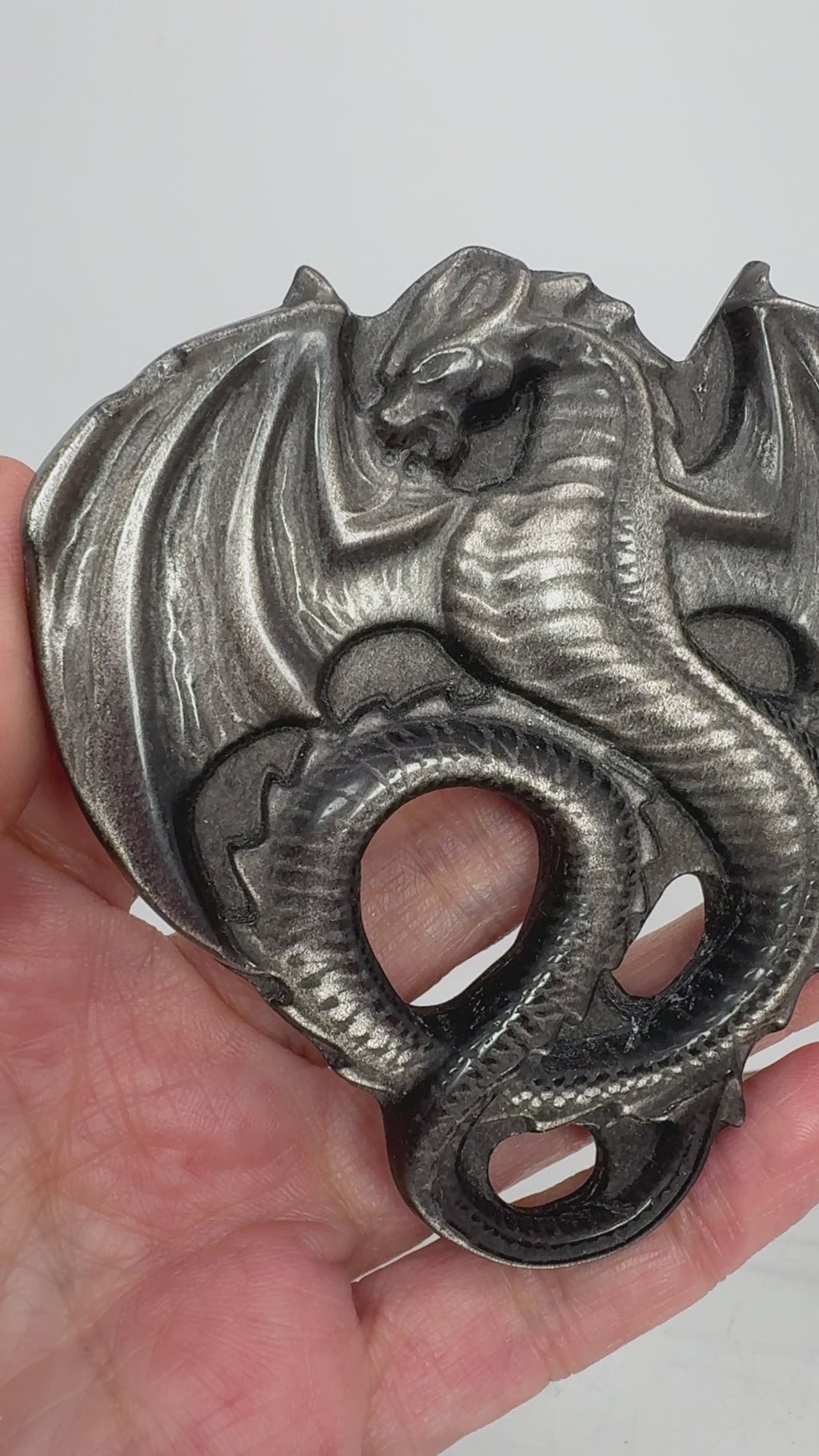 Dragón de obsidiana plateada tallado a mano