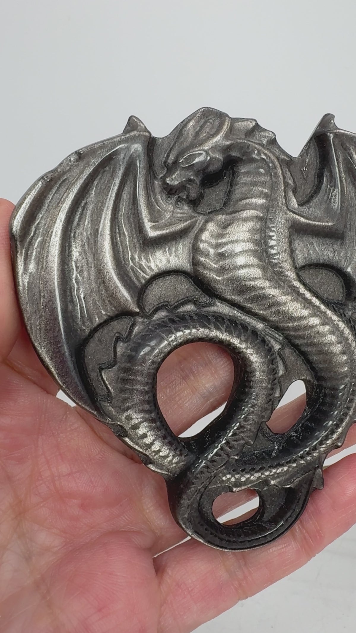 Dragón de obsidiana plateada tallado a mano