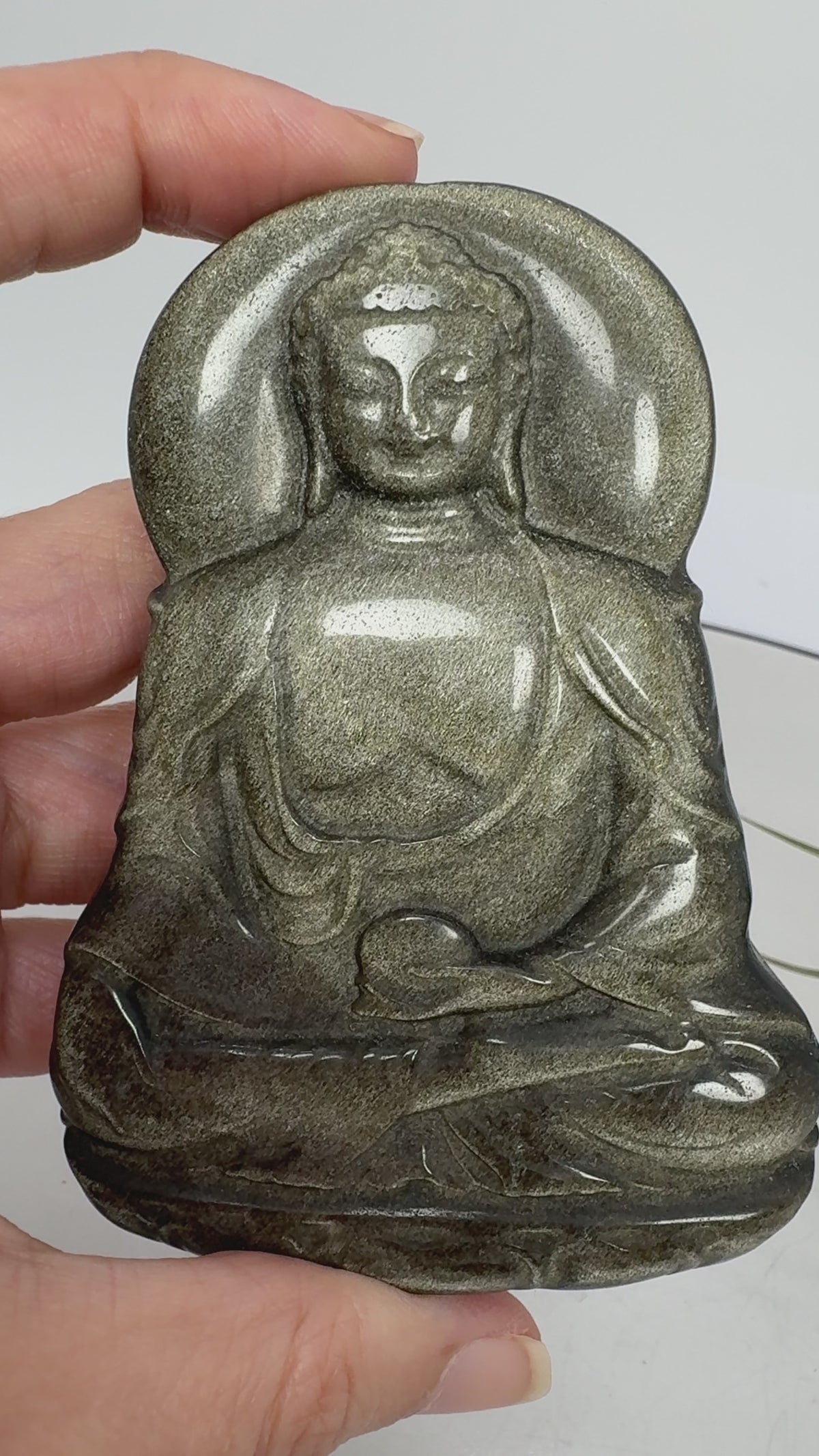 Buda de obsidiana dorada tallada a mano