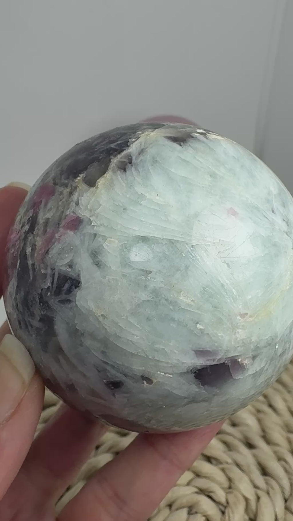Esfera de lepidolita con inclusiones (piedra de unicornio)