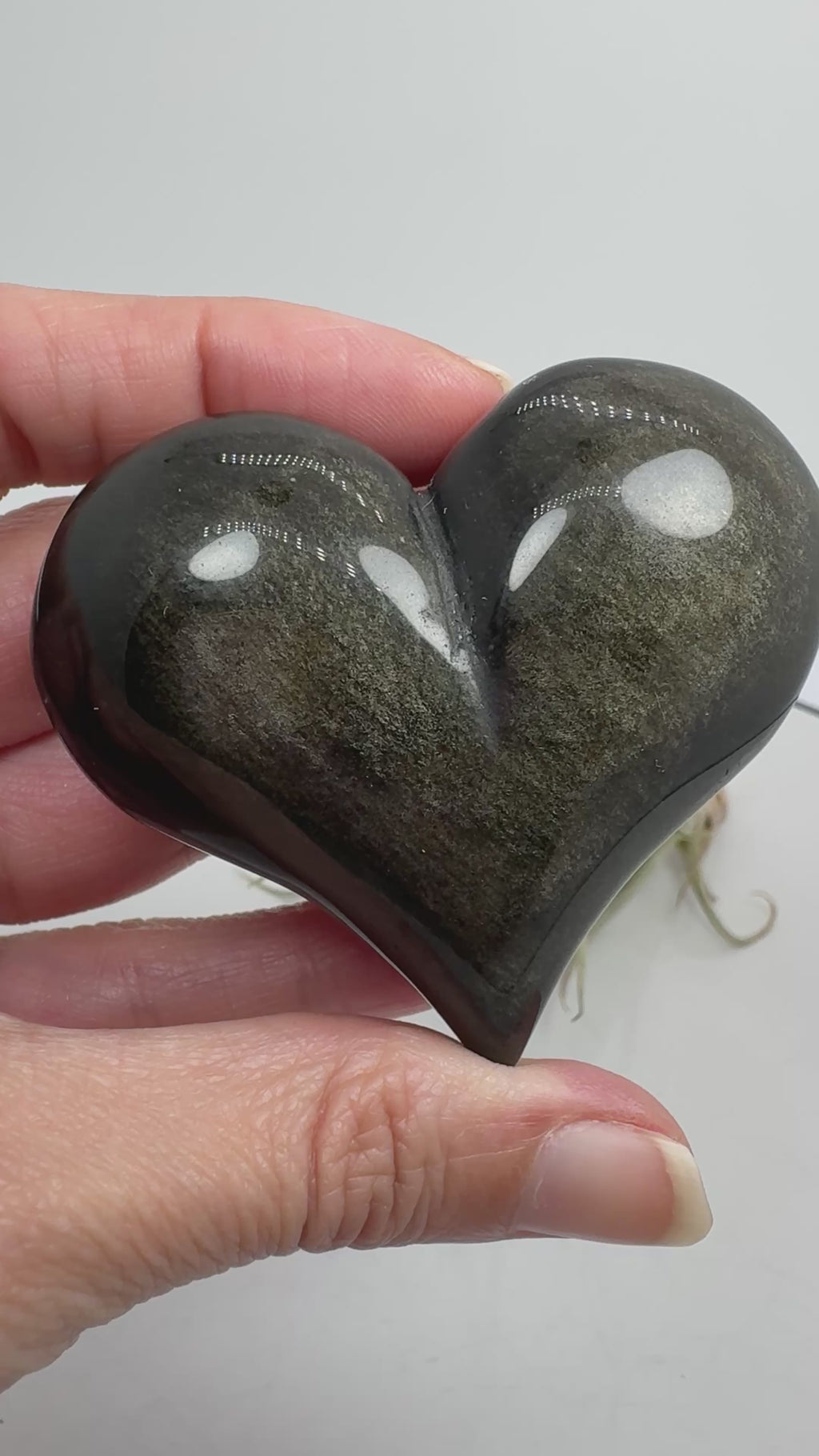 Un precioso corazón de obsidiana dorada que combina un fondo negro intenso con delicados reflejos dorados. Su acabado pulido realza estos destellos, que cambian según la luz y el ángulo desde el que se observa.