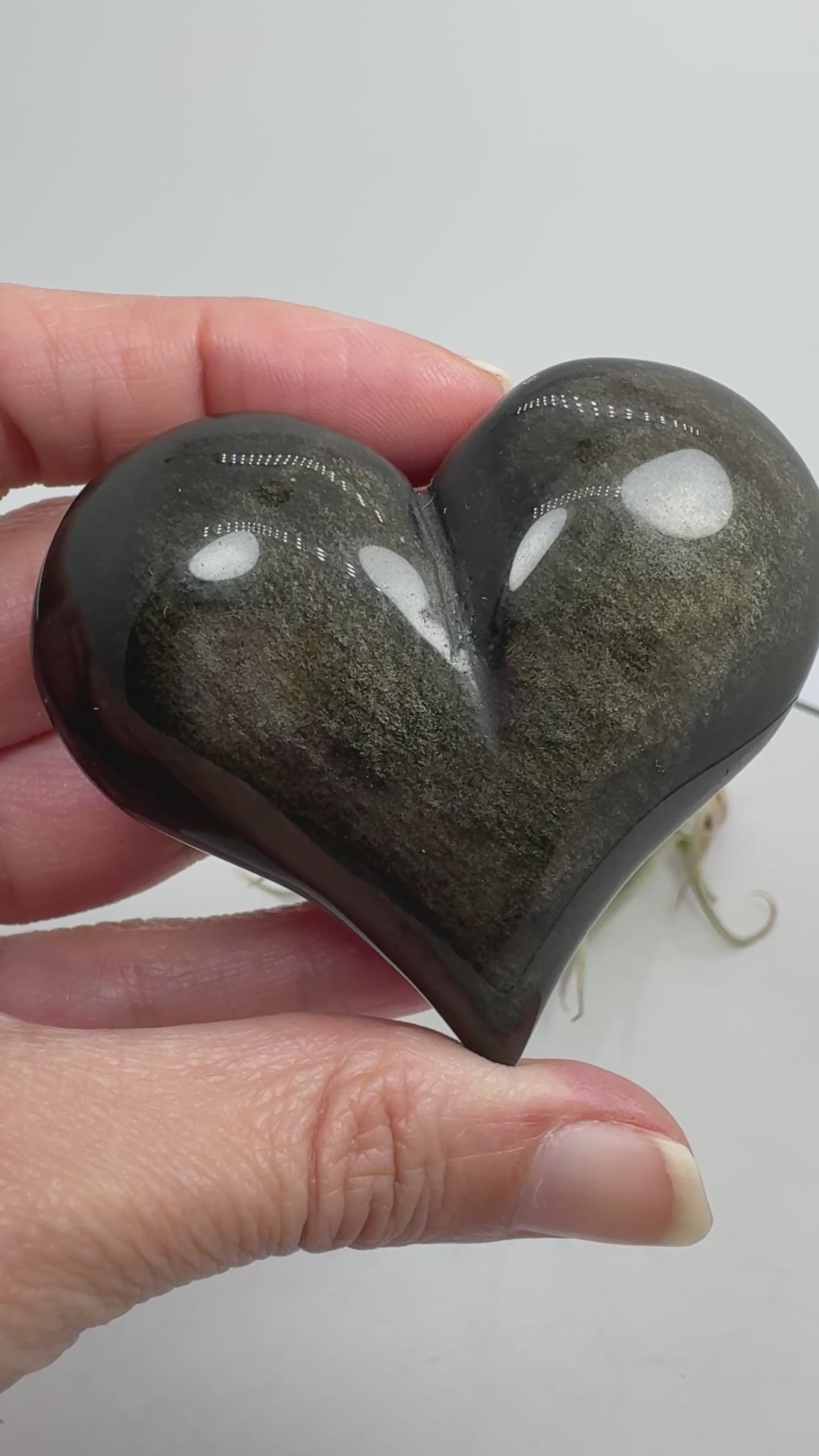 Un precioso corazón de obsidiana dorada que combina un fondo negro intenso con delicados reflejos dorados. Su acabado pulido realza estos destellos, que cambian según la luz y el ángulo desde el que se observa.