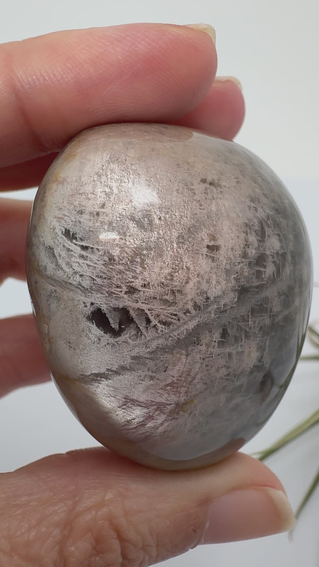 Palmstone de adularia negra de Madagascar - 4,3 x 3,9 x 3 cm