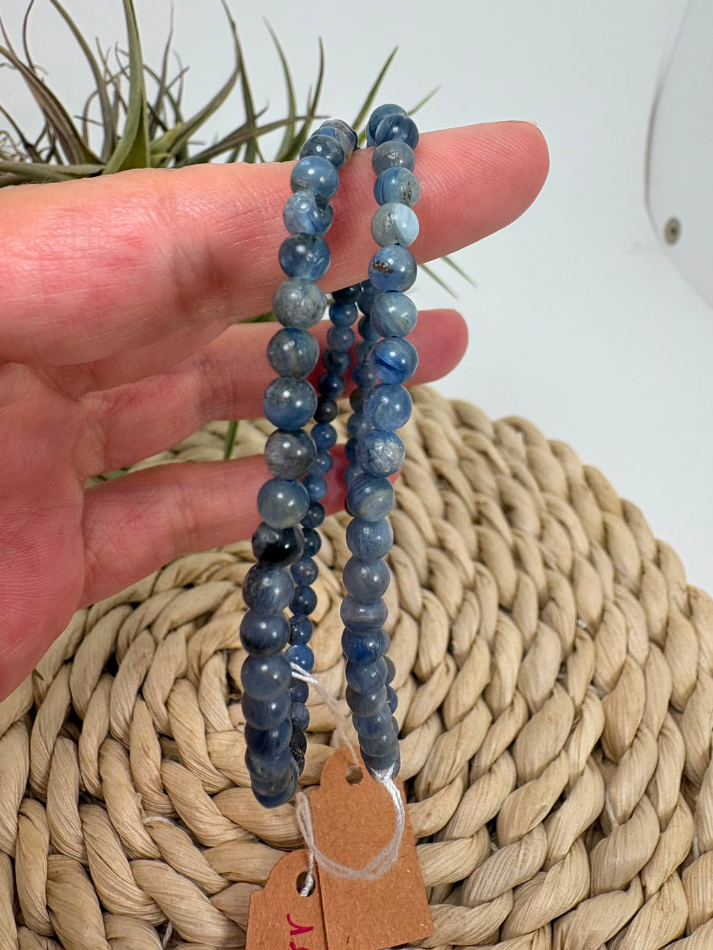 Pulsera elástica de cianita azul natural con cuentas de 4 mm. Una joya delicada asociada con la calma, el equilibrio y la comunicación.