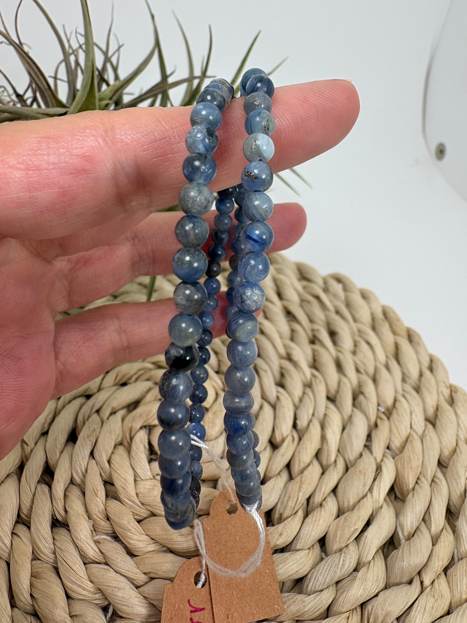 Pulsera elástica de cianita azul natural con cuentas de 4 mm. Una joya delicada asociada con la calma, el equilibrio y la comunicación.