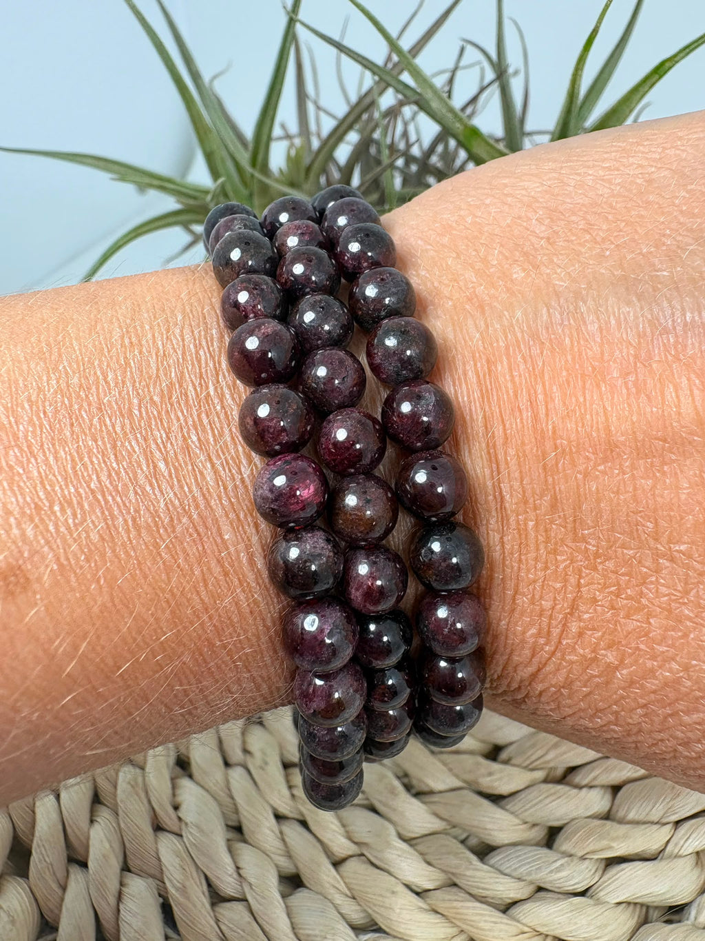 Pulsera elástica de granate natural con cuentas redondas de 6 mm. Una joya elegante y cómoda, ideal para llevar a diario.