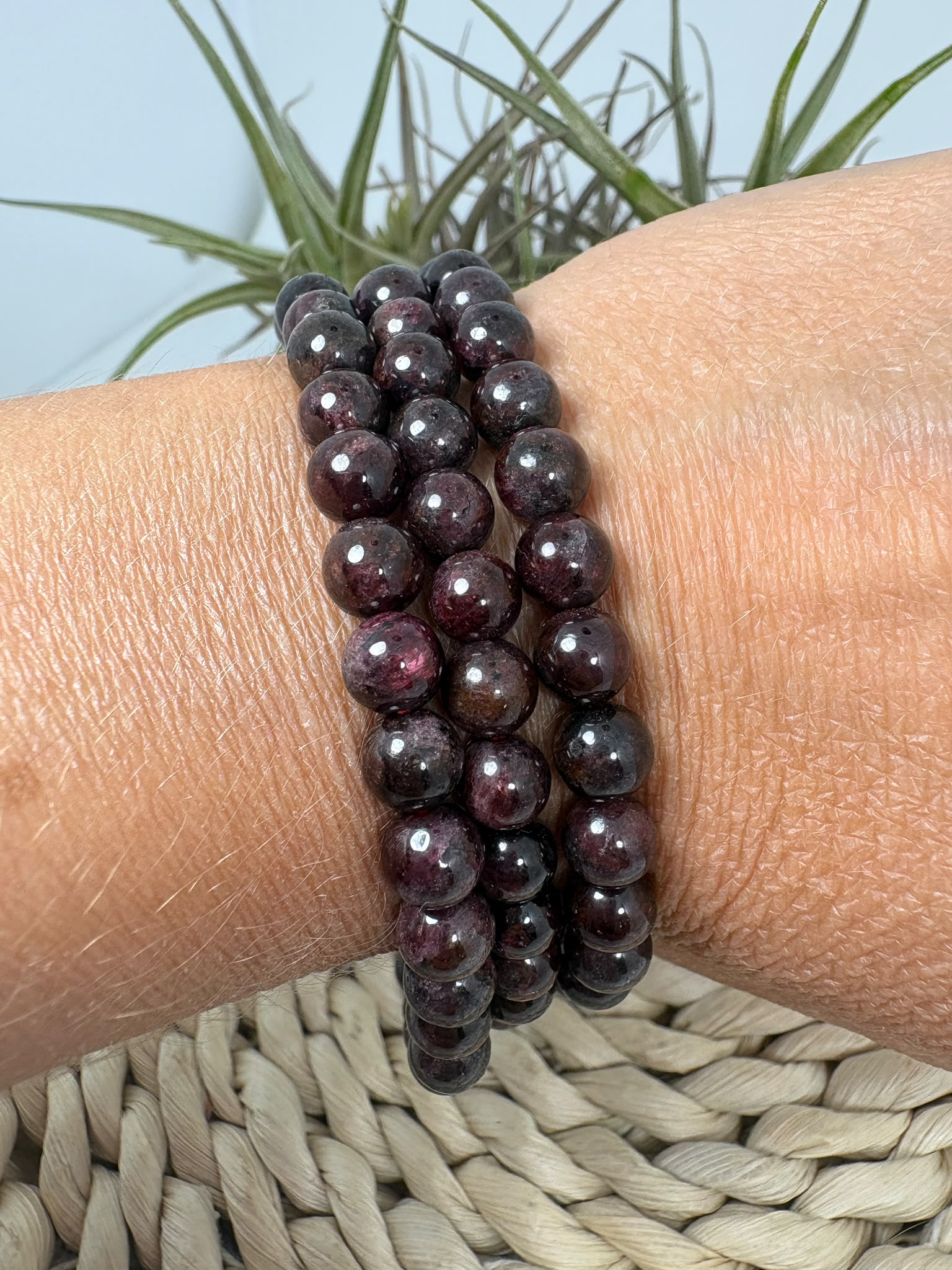 Pulsera elástica de granate natural con cuentas redondas de 6 mm. Una joya elegante y cómoda, ideal para llevar a diario.