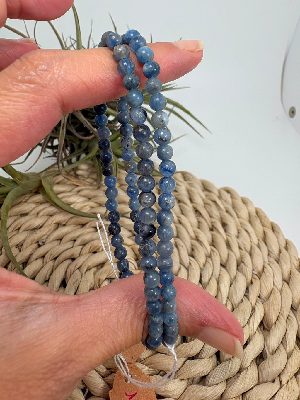 Pulsera elástica de cianita azul natural con cuentas de 4 mm. Una joya delicada asociada con la calma, el equilibrio y la comunicación.