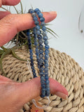 Pulsera elástica de cianita azul natural con cuentas de 4 mm. Una joya delicada asociada con la calma, el equilibrio y la comunicación.