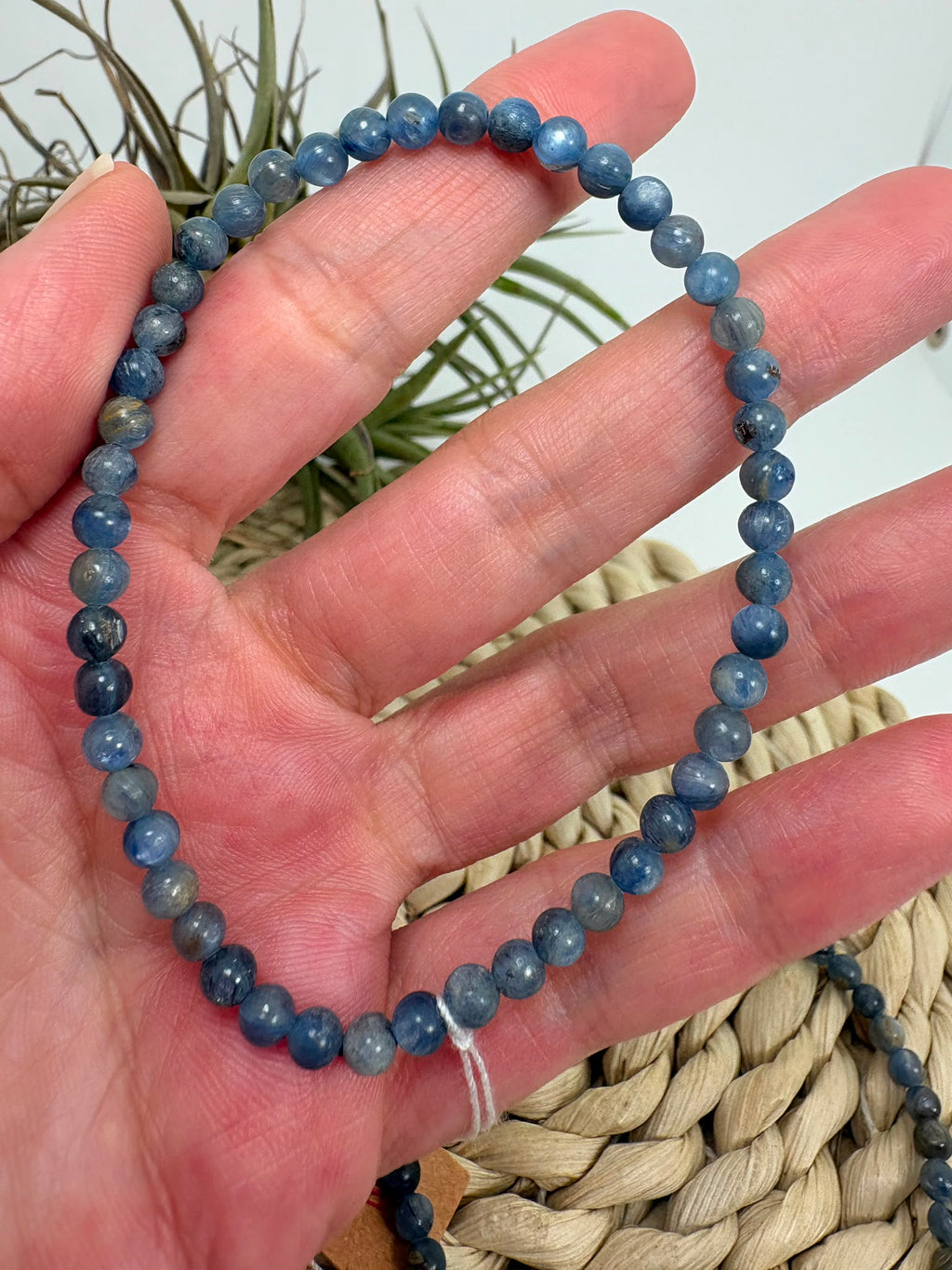 Pulsera elástica de cianita azul natural con cuentas de 4 mm. Una joya delicada asociada con la calma, el equilibrio y la comunicación.