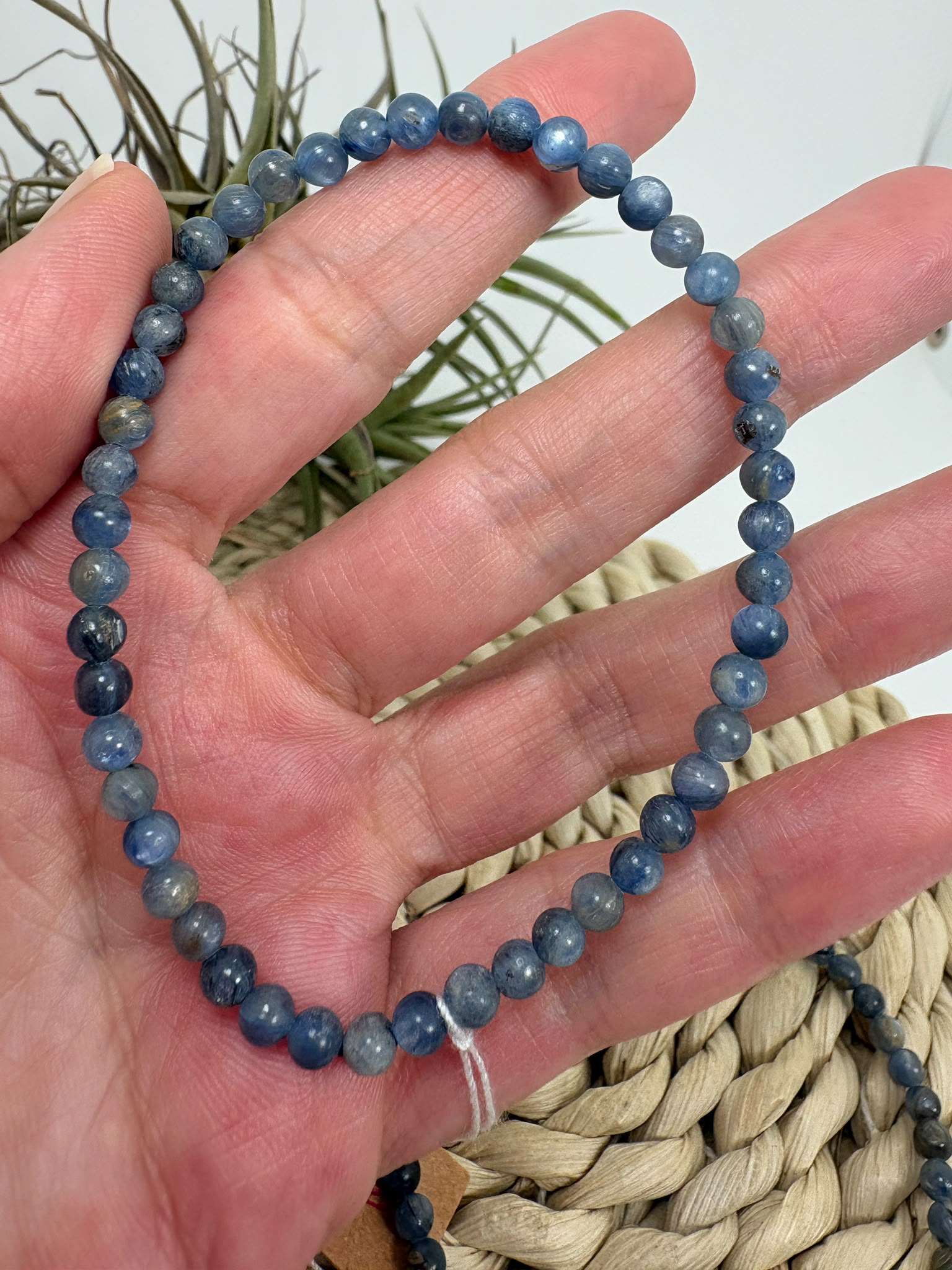 Pulsera elástica de cianita azul natural con cuentas de 4 mm. Una joya delicada asociada con la calma, el equilibrio y la comunicación.