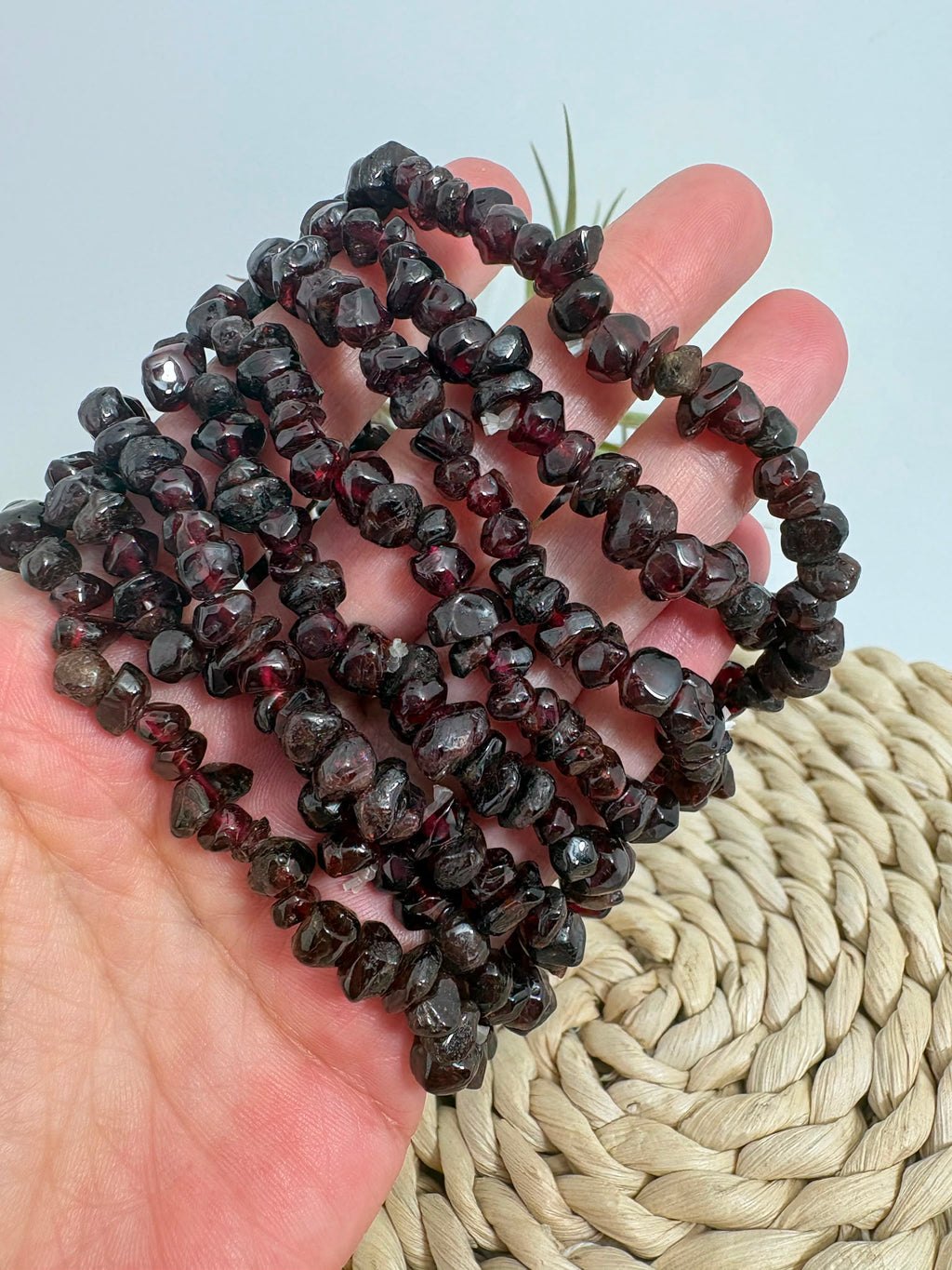 Pulsera elástica de granate natural elaborada con chips pulidos irregulares. Una joya cómoda y única, ideal para llevar a diario.