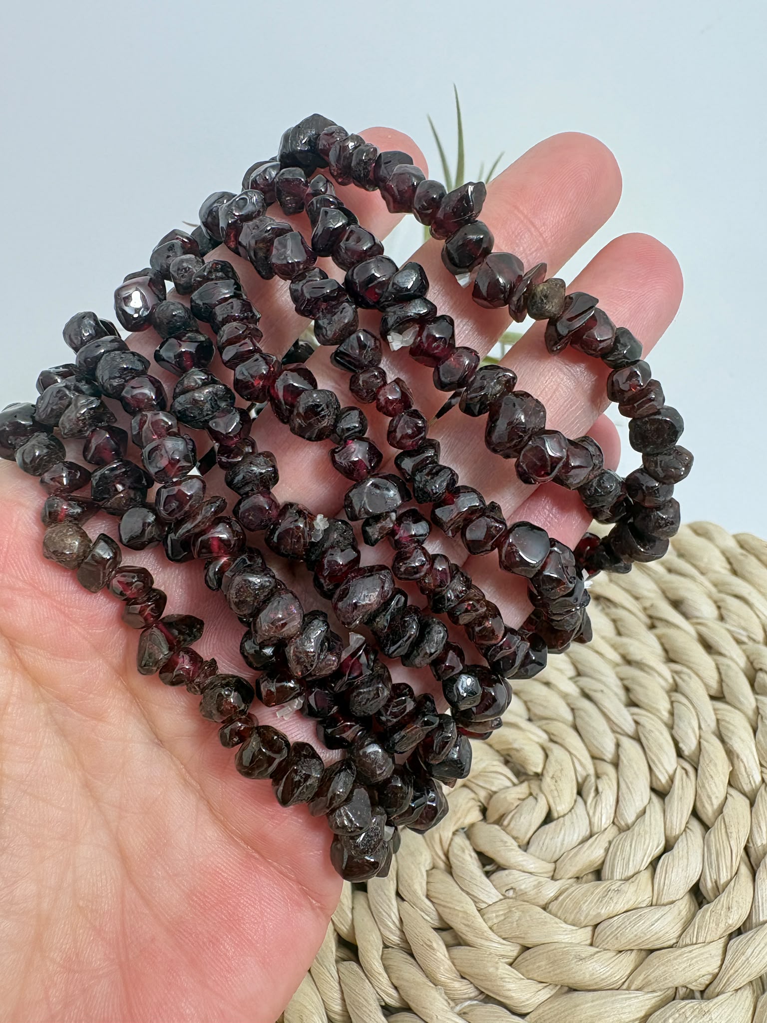 Pulsera elástica de granate natural elaborada con chips pulidos irregulares. Una joya cómoda y única, ideal para llevar a diario.