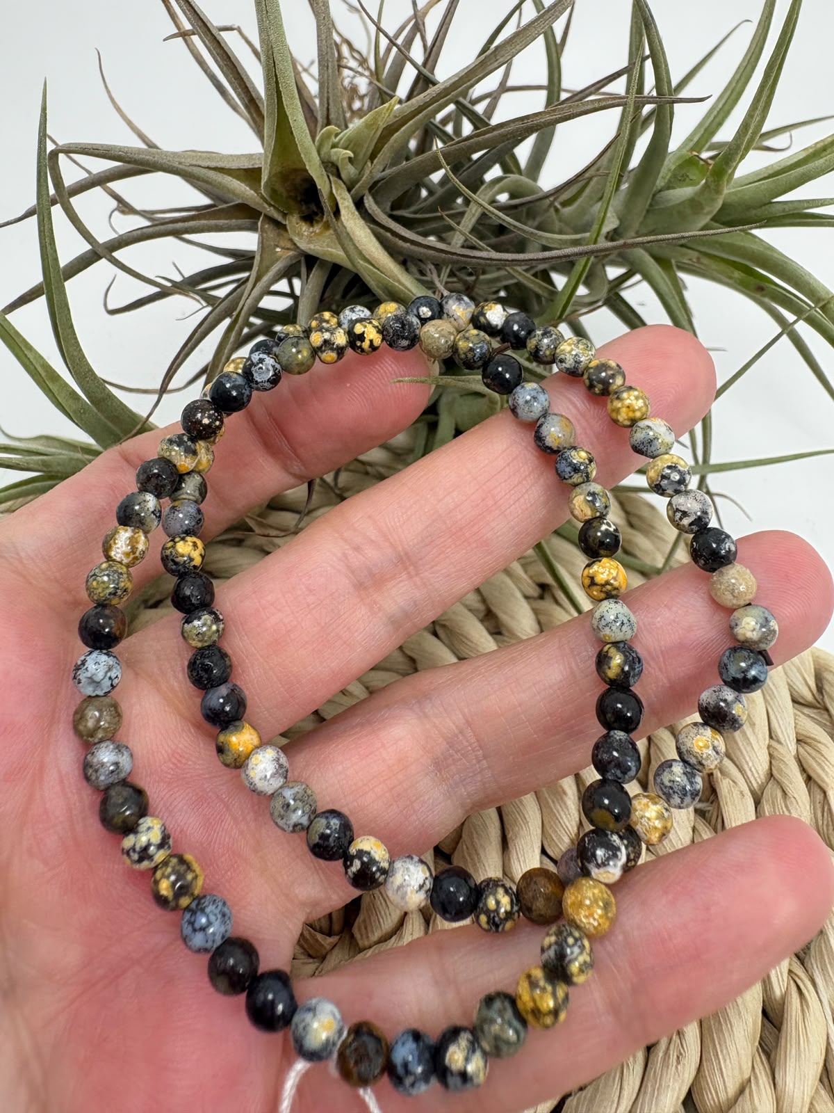 Pulsera elástica de jaspe océano azul con cuentas de 4 mm. Una joya fina de piedra natural asociada con la calma y el equilibrio.