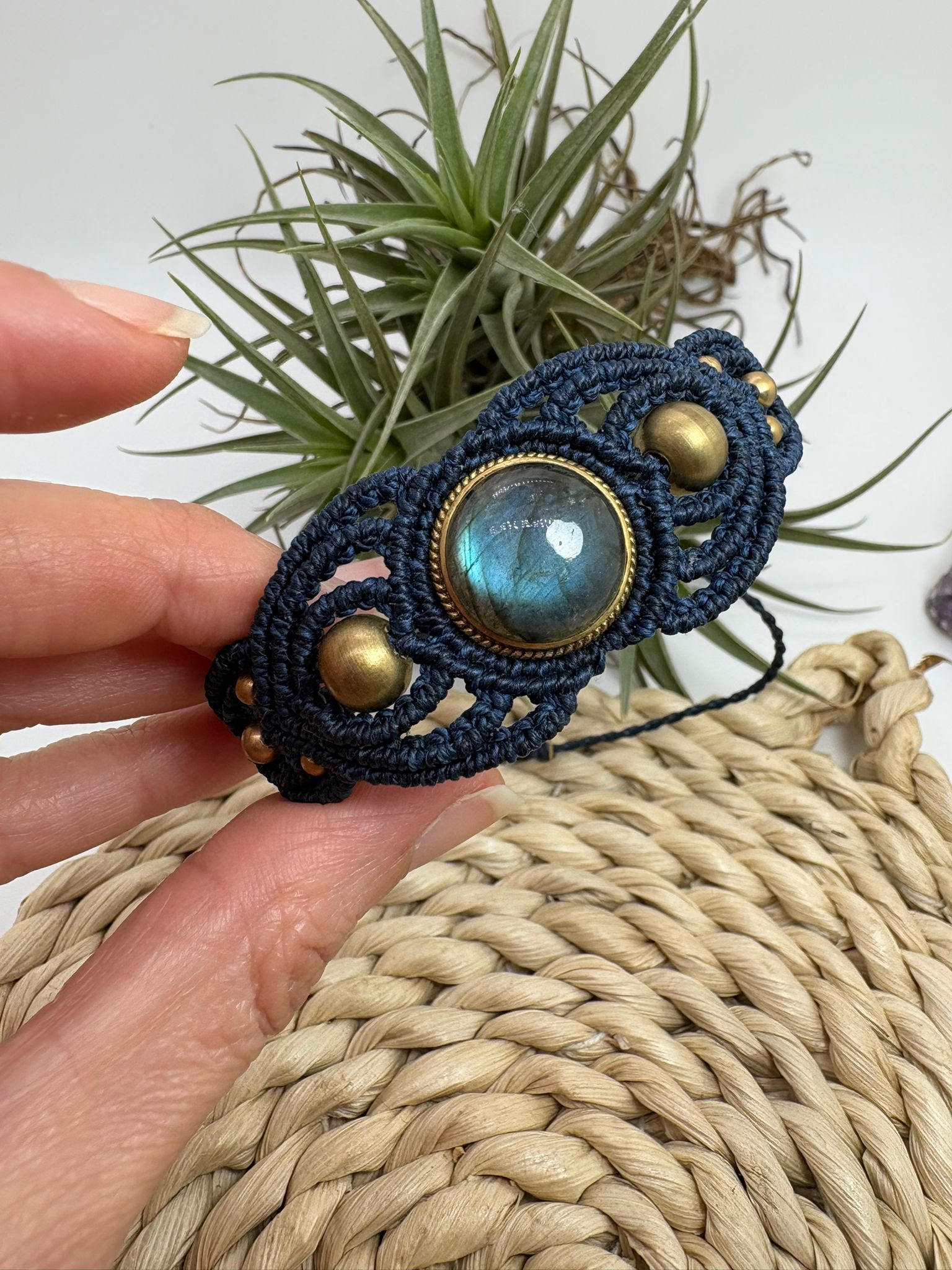 pulsera de macramé con labradorita estilo boho