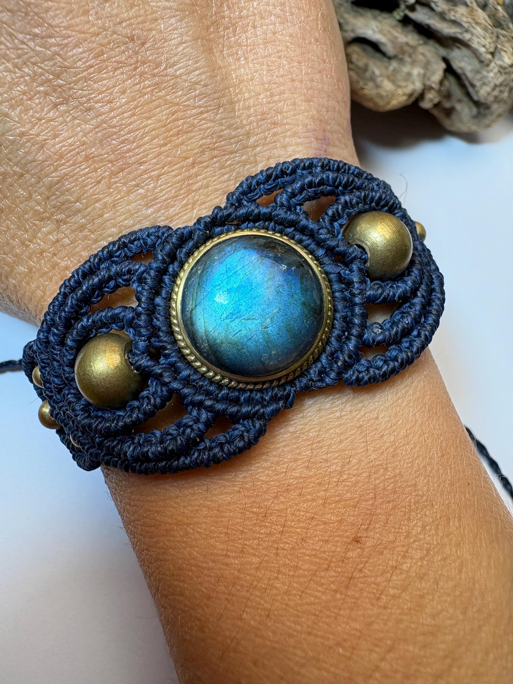 brazalete de macramé con labradorita azul